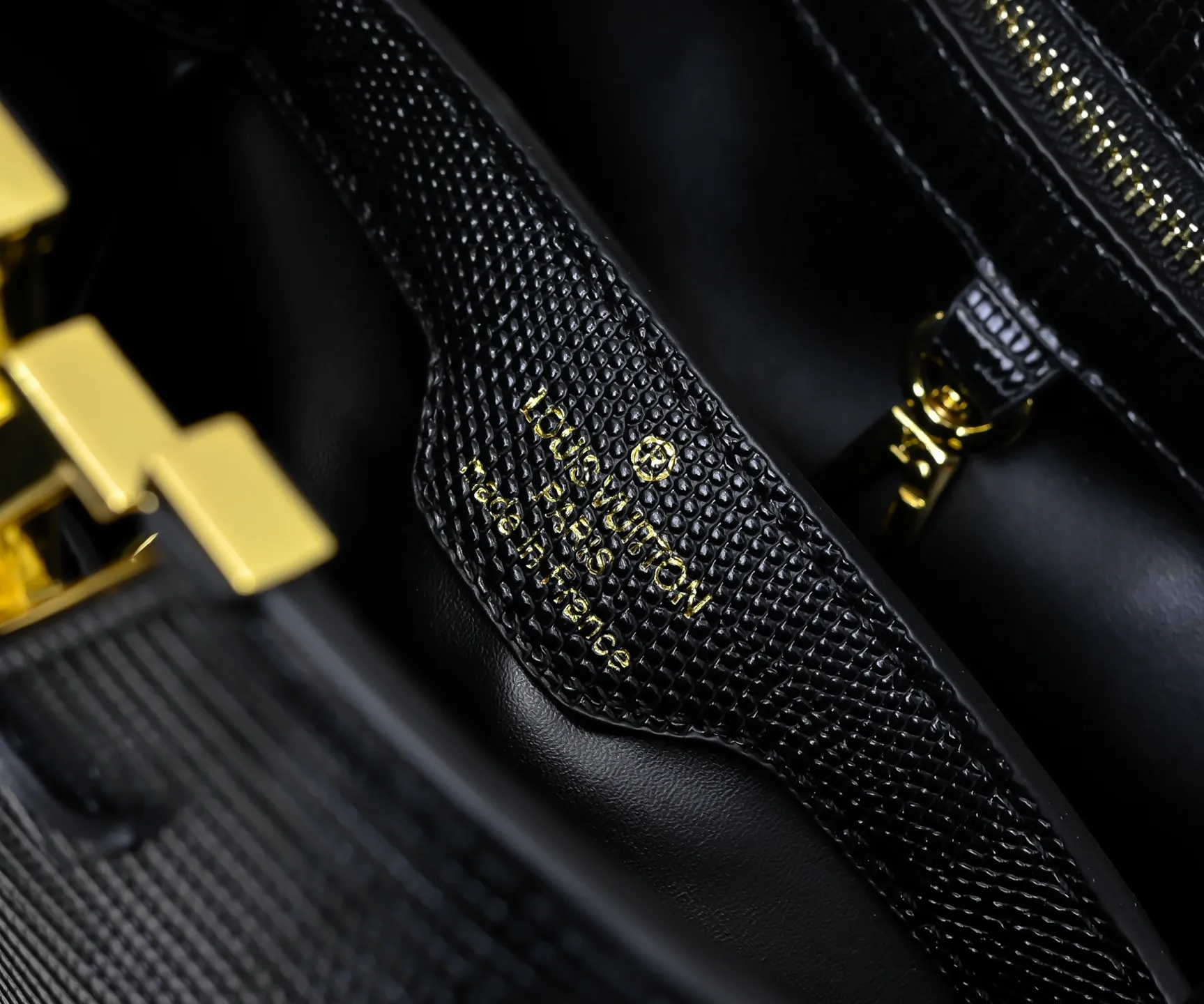 Top original P420 Guangzhou-made M99528 black lizard skin gold buckle CapucinesBB handbag exquisitely combines graceful lizard skin outer layer, delicate sheepskin lining and glossy metal parts. The iconic flip cover makes two styles fashionable. The LV logo is read on the inside and Monogram flowers bloom on the outside. It lights up an eye-catching corner for evening occasions and adds a personalized atmosphere to the wardrobe. Shine gorgeous style in day and night occasions.  Detailed features 27 x 18 x 9 cm (length x height x width)