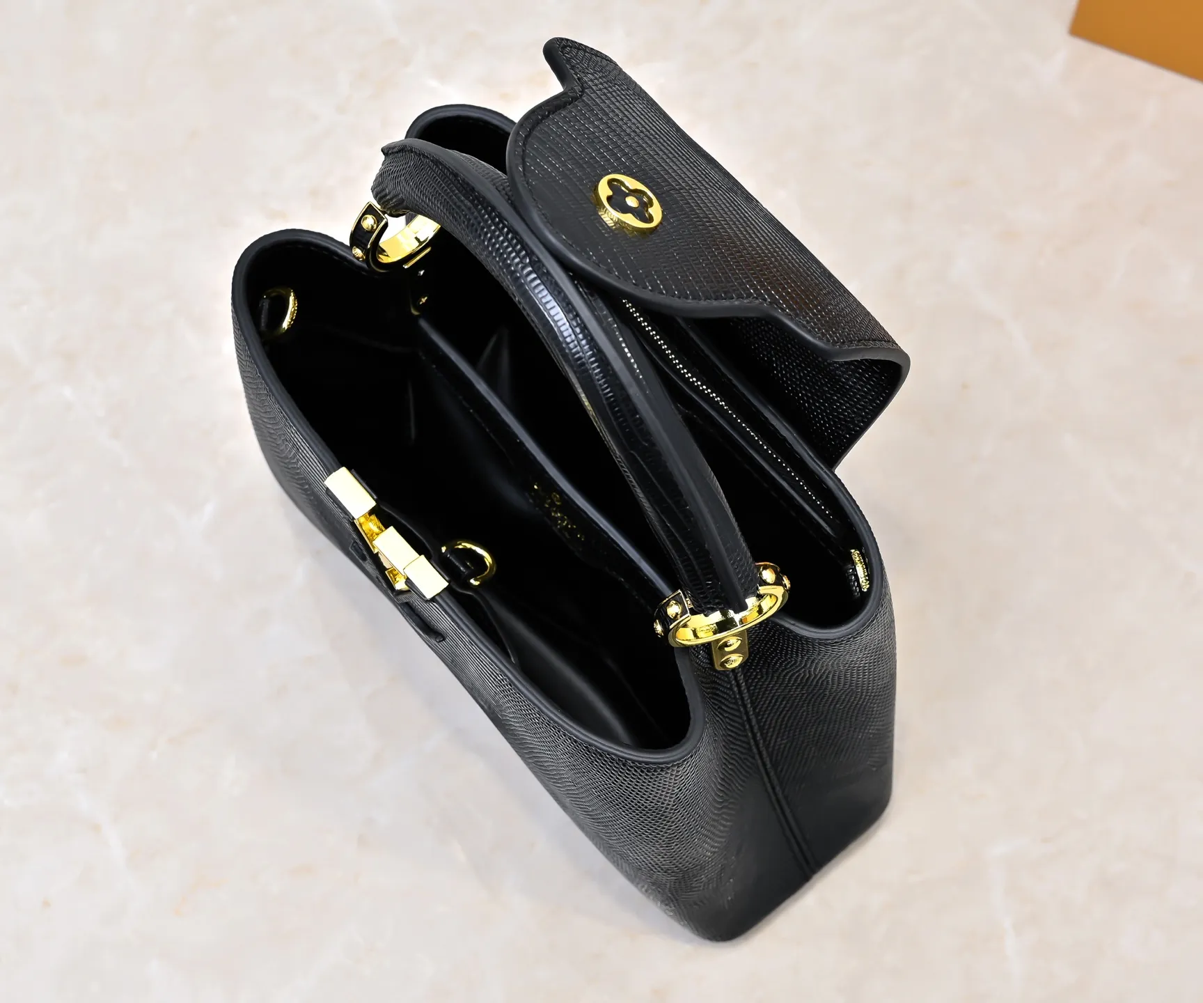 Top original P420 Guangzhou-made M99528 black lizard skin gold buckle CapucinesBB handbag exquisitely combines graceful lizard skin outer layer, delicate sheepskin lining and glossy metal parts. The iconic flip cover makes two styles fashionable. The LV logo is read on the inside and Monogram flowers bloom on the outside. It lights up an eye-catching corner for evening occasions and adds a personalized atmosphere to the wardrobe. Shine gorgeous style in day and night occasions.  Detailed features 27 x 18 x 9 cm (length x height x width)