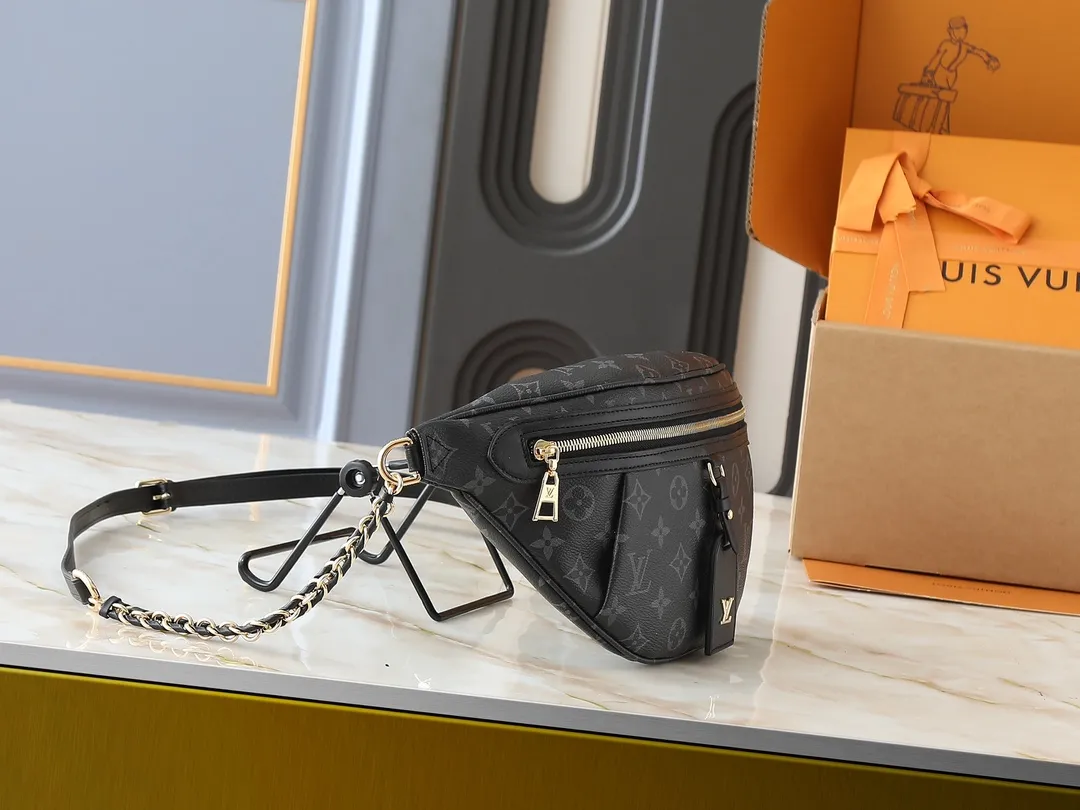 💰240💰Upgraded from the original M14353 M46784 M43644 This High Rise waist bag is made of soft Monogram coated canvas to create a close-fitting shape. The thin design can be placed inside the jacket. The cowhide leather has a detachable name tag and can be tied with a fabric shoulder strap for a sporty look. Dimensions: 38.0 x 16.0 x 8.0 cm (length x height x width)
