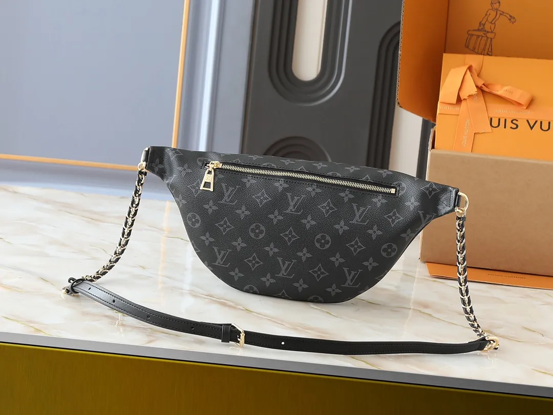 💰240💰Upgraded from the original M14353 M46784 M43644 This High Rise waist bag is made of soft Monogram coated canvas to create a close-fitting shape. The thin design can be placed inside the jacket. The cowhide leather has a detachable name tag and can be tied with a fabric shoulder strap for a sporty look. Dimensions: 38.0 x 16.0 x 8.0 cm (length x height x width)