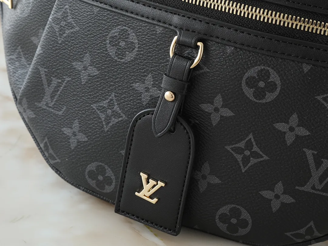 💰240💰Upgraded from the original M14353 M46784 M43644 This High Rise waist bag is made of soft Monogram coated canvas to create a close-fitting shape. The thin design can be placed inside the jacket. The cowhide leather has a detachable name tag and can be tied with a fabric shoulder strap for a sporty look. Dimensions: 38.0 x 16.0 x 8.0 cm (length x height x width)