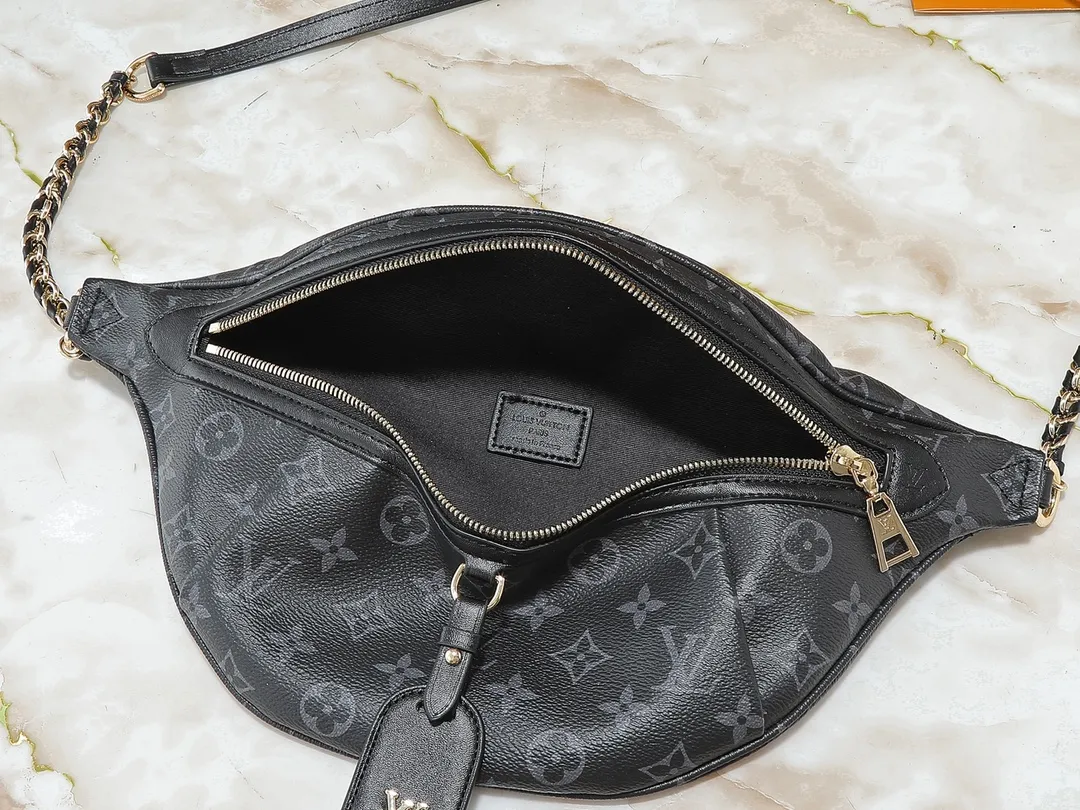 💰240💰Upgraded from the original M14353 M46784 M43644 This High Rise waist bag is made of soft Monogram coated canvas to create a close-fitting shape. The thin design can be placed inside the jacket. The cowhide leather has a detachable name tag and can be tied with a fabric shoulder strap for a sporty look. Dimensions: 38.0 x 16.0 x 8.0 cm (length x height x width)