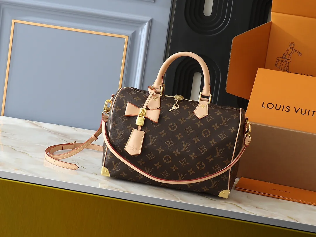 💰300💰Upgraded original version M13805 M13257 M40391 lv Murakami Takashi co-branded NANOSPEEDY handbag This Nano Speedy handbag combines Monogram canvas and cow leather trim printing, with 33 colorful colors to interpret white tricolor and black tricolor. It has been launched in twelve sections and is very popular around the world and is loved by celebrities and celebrities. 30.0 x 21.0 x 17.0 cm