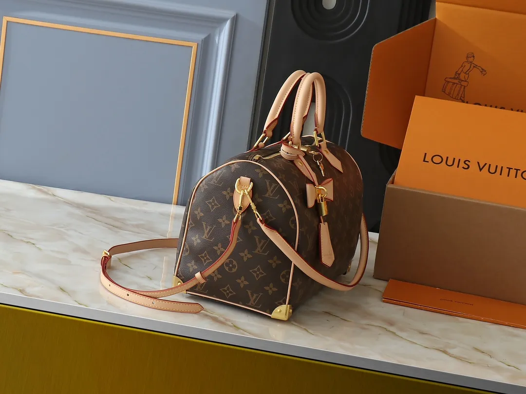💰300💰Upgraded original version M13805 M13257 M40391 lv Murakami Takashi co-branded NANOSPEEDY handbag This Nano Speedy handbag combines Monogram canvas and cow leather trim printing, with 33 colorful colors to interpret white tricolor and black tricolor. It has been launched in twelve sections and is very popular around the world and is loved by celebrities and celebrities. 30.0 x 21.0 x 17.0 cm