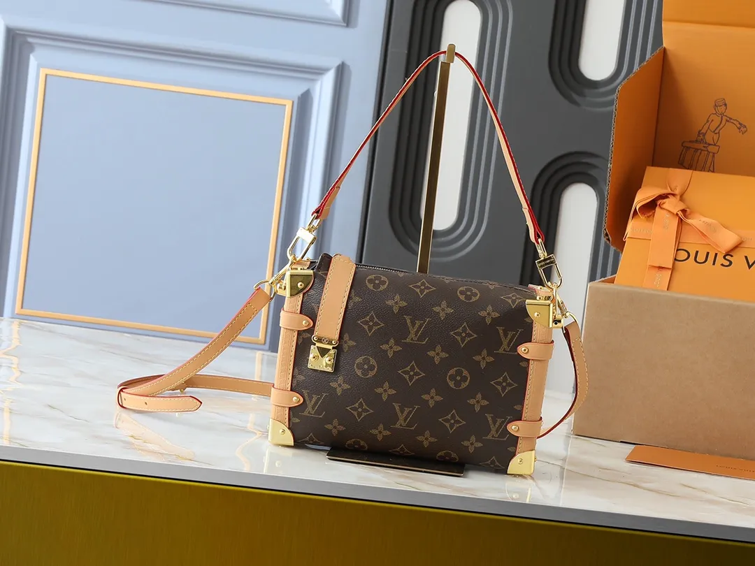 💰280💰Upgraded from the original M46358 M25160. Nicolas Ghesquière repeatedly explored Louis Vuitton’s trunk-making heritage to create this Side Trunk medium handbag. Monogram canvas is combined with leather trim, and the leather zipper puller creatively connects to the iconic S-lock, and the reinforced metal corners gather the eye. The wide handles and leather spaghetti strap are removable. Dimensions: 23.5 x 16.0 x 8.5 cm (length x height x width)