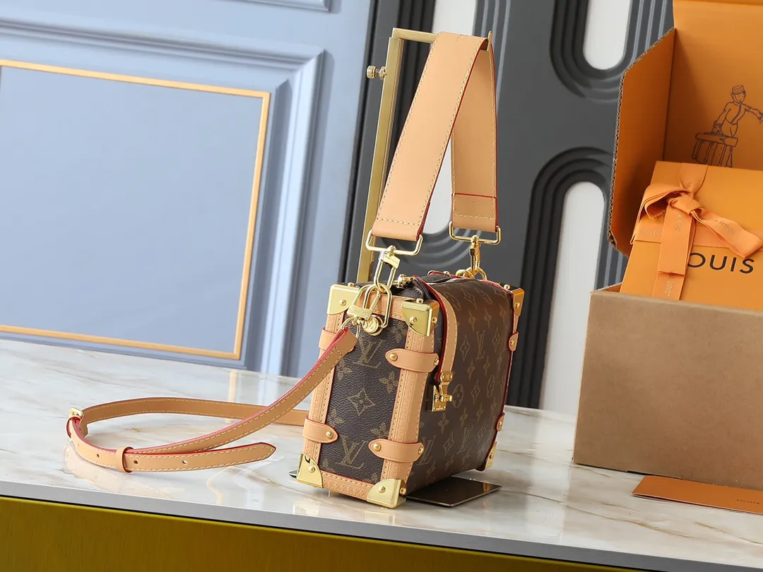 💰280💰Upgraded from the original M46358 M25160. Nicolas Ghesquière repeatedly explored Louis Vuitton’s trunk-making heritage to create this Side Trunk medium handbag. Monogram canvas is combined with leather trim, and the leather zipper puller creatively connects to the iconic S-lock, and the reinforced metal corners gather the eye. The wide handles and leather spaghetti strap are removable. Dimensions: 23.5 x 16.0 x 8.5 cm (length x height x width)