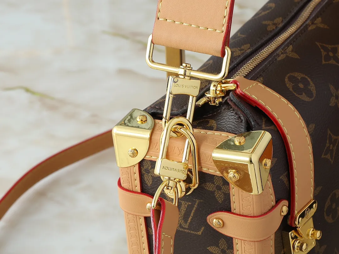 💰280💰Upgraded from the original M46358 M25160. Nicolas Ghesquière repeatedly explored Louis Vuitton’s trunk-making heritage to create this Side Trunk medium handbag. Monogram canvas is combined with leather trim, and the leather zipper puller creatively connects to the iconic S-lock, and the reinforced metal corners gather the eye. The wide handles and leather spaghetti strap are removable. Dimensions: 23.5 x 16.0 x 8.5 cm (length x height x width)