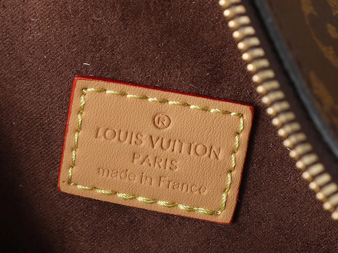 💰280💰Upgraded from the original M46358 M25160. Nicolas Ghesquière repeatedly explored Louis Vuitton’s trunk-making heritage to create this Side Trunk medium handbag. Monogram canvas is combined with leather trim, and the leather zipper puller creatively connects to the iconic S-lock, and the reinforced metal corners gather the eye. The wide handles and leather spaghetti strap are removable. Dimensions: 23.5 x 16.0 x 8.5 cm (length x height x width)