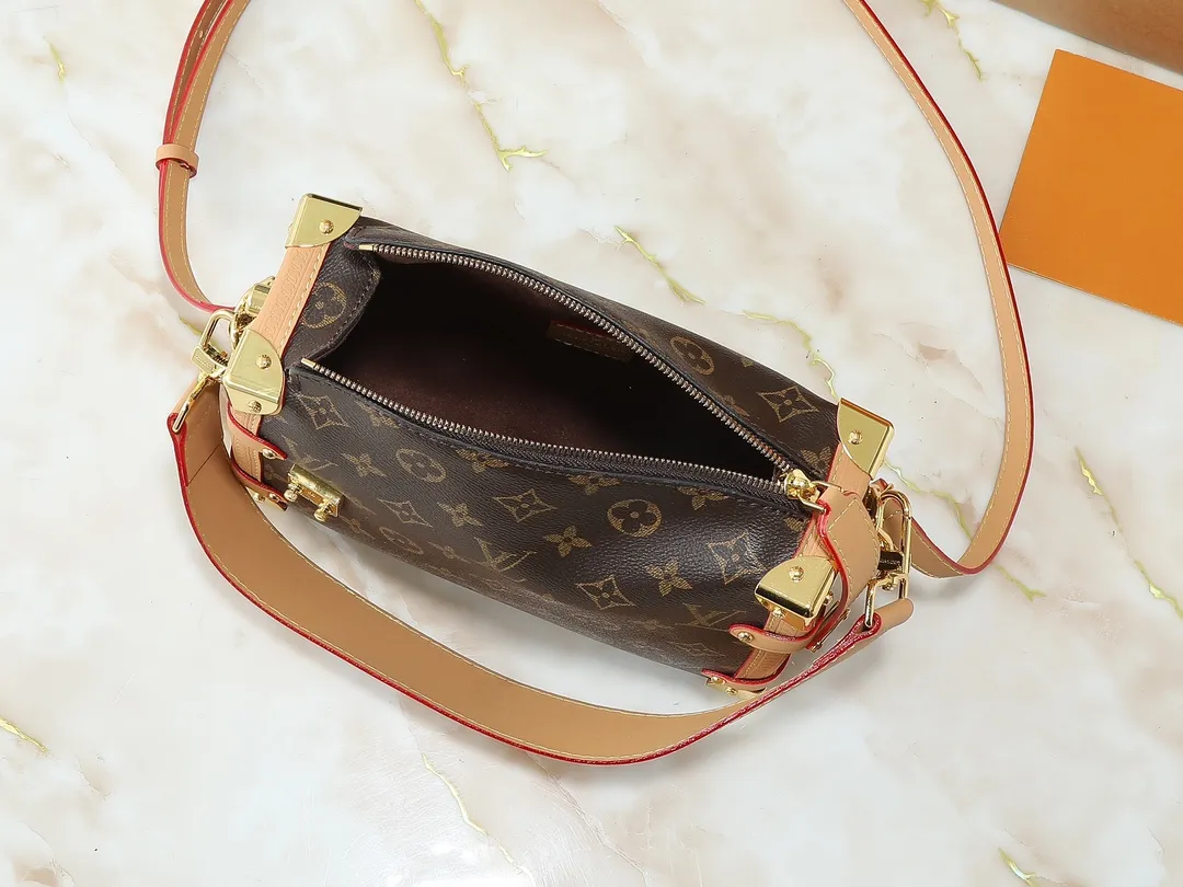 💰280💰Upgraded from the original M46358 M25160. Nicolas Ghesquière repeatedly explored Louis Vuitton’s trunk-making heritage to create this Side Trunk medium handbag. Monogram canvas is combined with leather trim, and the leather zipper puller creatively connects to the iconic S-lock, and the reinforced metal corners gather the eye. The wide handles and leather spaghetti strap are removable. Dimensions: 23.5 x 16.0 x 8.5 cm (length x height x width)
