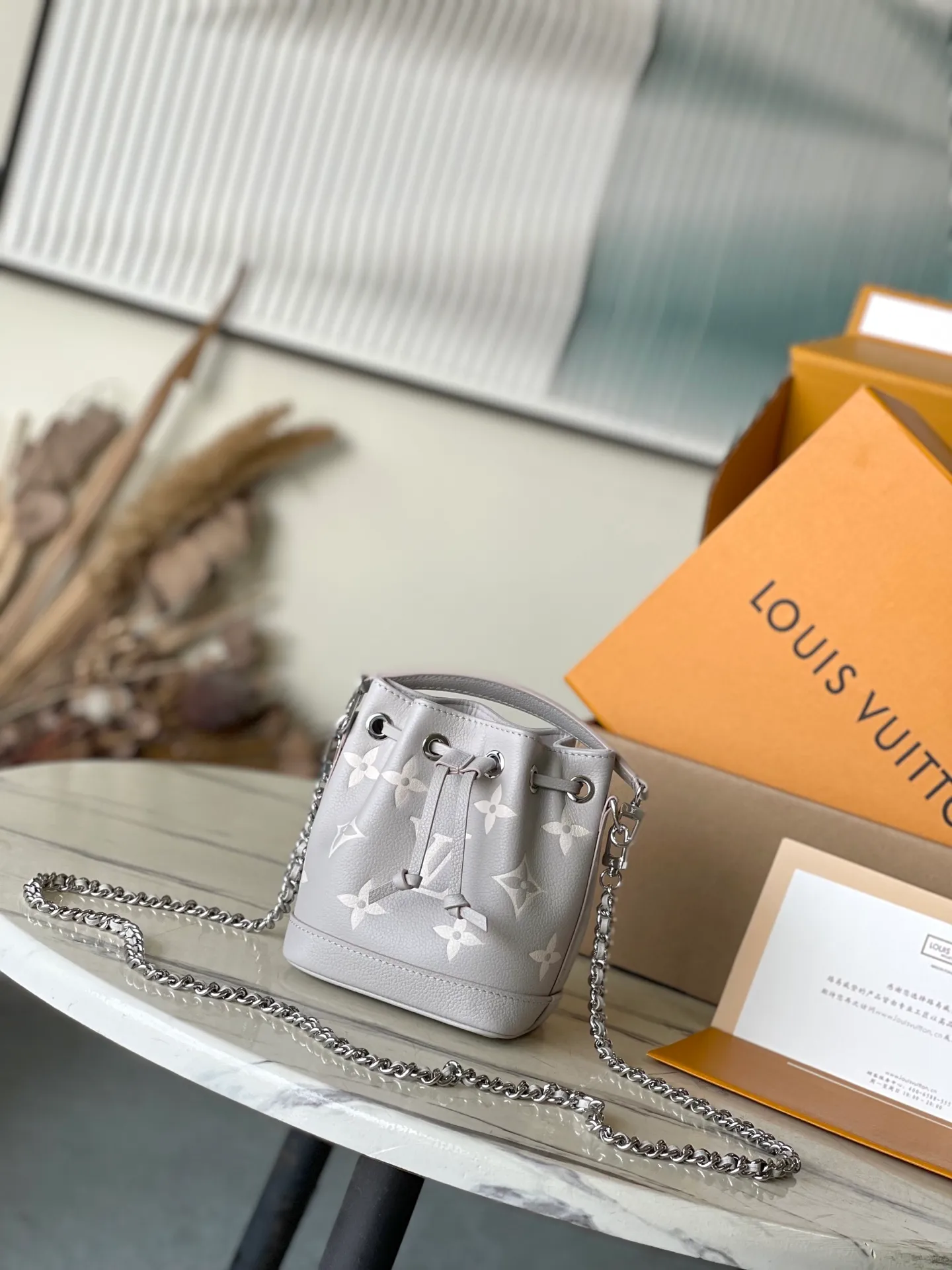 💰1100 (top-grain leather) top-quality original item M14224. This Nano Noe handbag is made of iconic Monogram Empreinte leather and returns to the new season with smart two-tone colors, suitable for any night wear. Yingze metal parts and detachable chains complement each other, providing a variety of carrying options. The ample interior can easily store daily items such as mobile phones, short wallets, and lipsticks. Dimensions: 13 × 16 × 10 cm