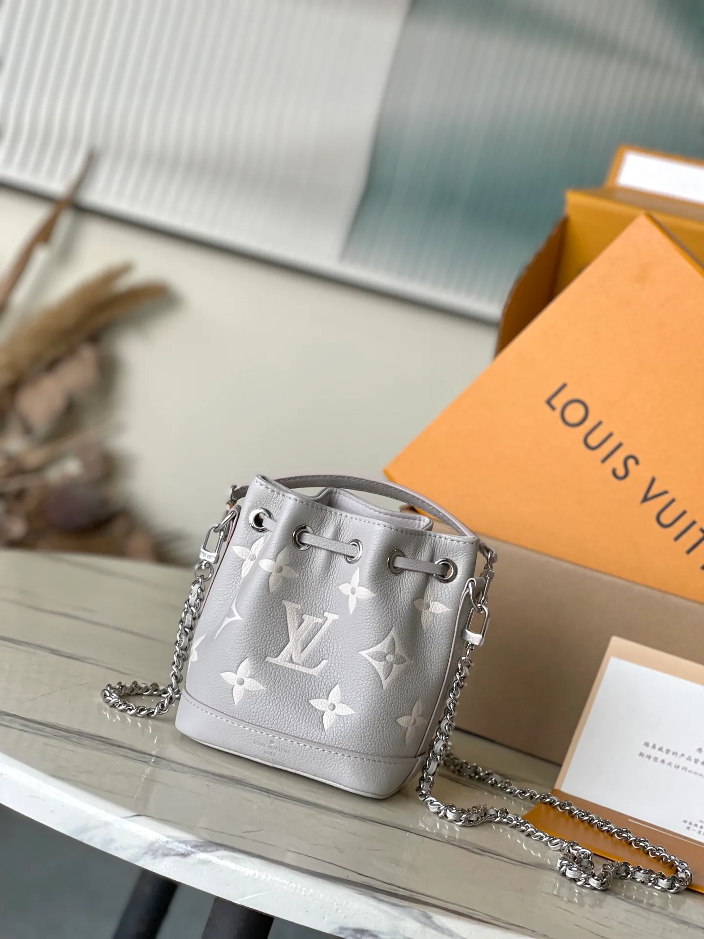 💰1100 (top-grain leather) top-quality original item M14224. This Nano Noe handbag is made of iconic Monogram Empreinte leather and returns to the new season with smart two-tone colors, suitable for any night wear. Yingze metal parts and detachable chains complement each other, providing a variety of carrying options. The ample interior can easily store daily items such as mobile phones, short wallets, and lipsticks. Dimensions: 13 × 16 × 10 cm