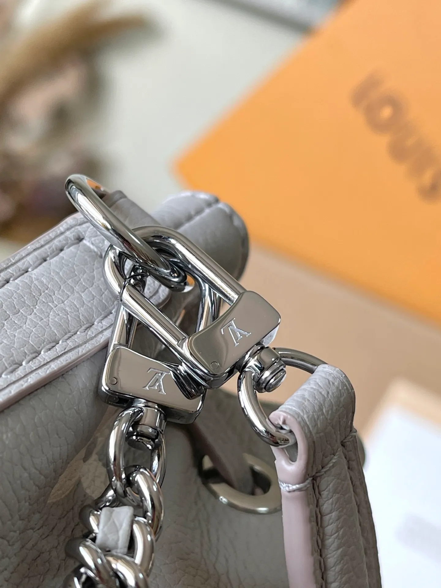 💰1100 (top-grain leather) top-quality original item M14224. This Nano Noe handbag is made of iconic Monogram Empreinte leather and returns to the new season with smart two-tone colors, suitable for any night wear. Yingze metal parts and detachable chains complement each other, providing a variety of carrying options. The ample interior can easily store daily items such as mobile phones, short wallets, and lipsticks. Dimensions: 13 × 16 × 10 cm