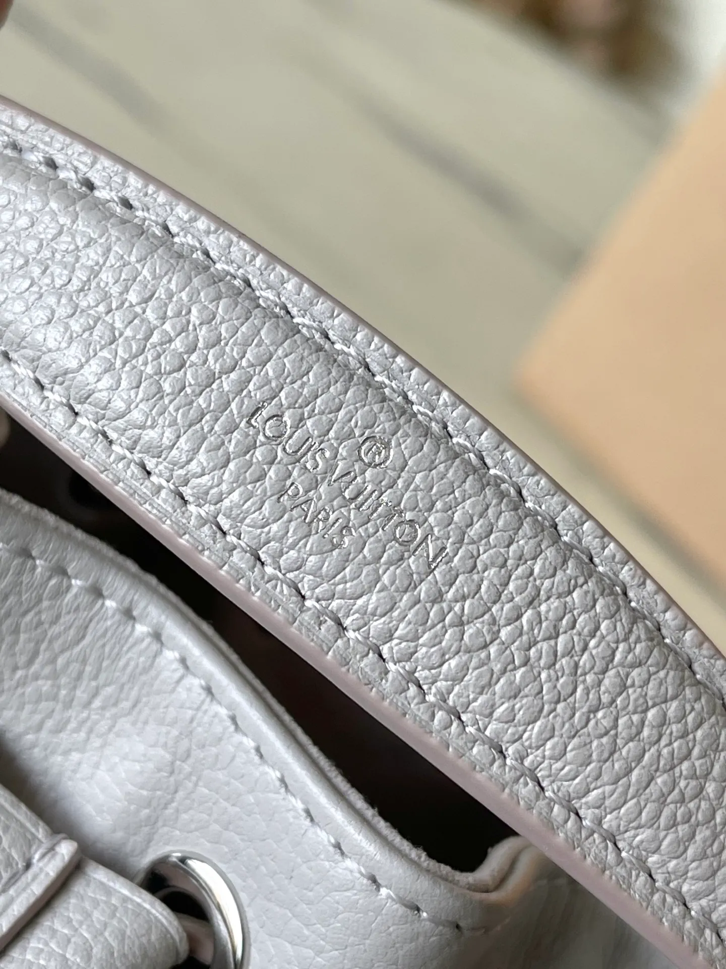 💰1100 (top-grain leather) top-quality original item M14224. This Nano Noe handbag is made of iconic Monogram Empreinte leather and returns to the new season with smart two-tone colors, suitable for any night wear. Yingze metal parts and detachable chains complement each other, providing a variety of carrying options. The ample interior can easily store daily items such as mobile phones, short wallets, and lipsticks. Dimensions: 13 × 16 × 10 cm