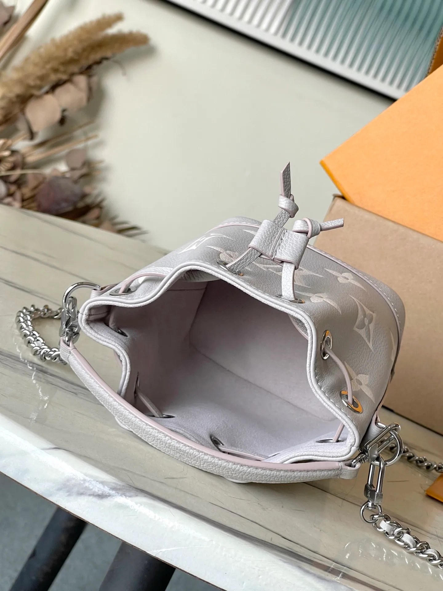 💰1100 (top-grain leather) top-quality original item M14224. This Nano Noe handbag is made of iconic Monogram Empreinte leather and returns to the new season with smart two-tone colors, suitable for any night wear. Yingze metal parts and detachable chains complement each other, providing a variety of carrying options. The ample interior can easily store daily items such as mobile phones, short wallets, and lipsticks. Dimensions: 13 × 16 × 10 cm
