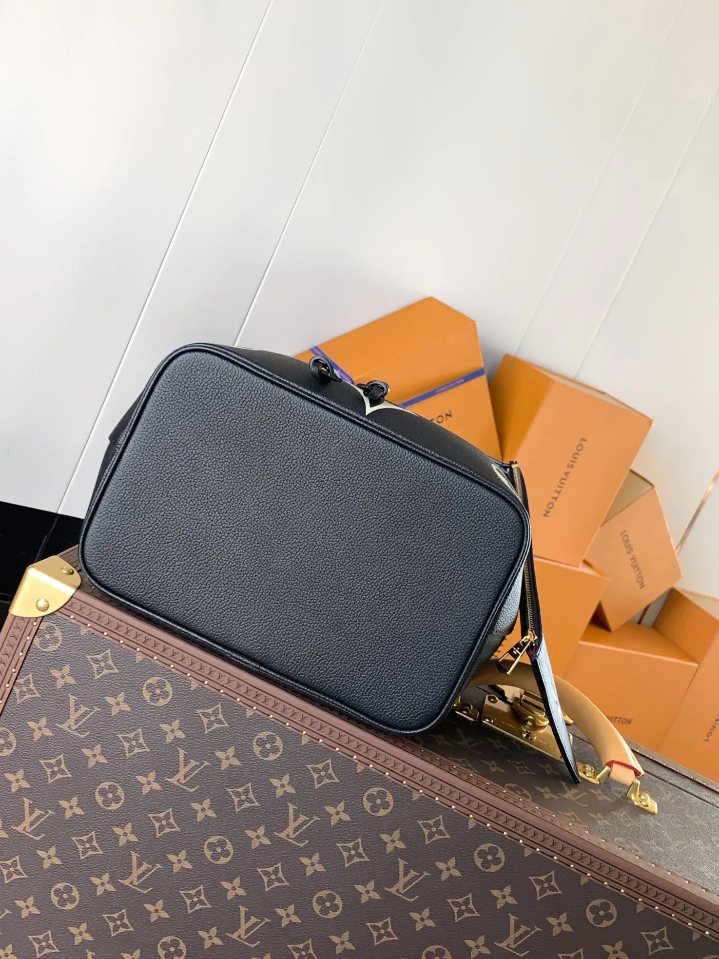 💰1140 (top-grain leather) top-grade original transcoding chip, custom-made top-grade cowhide top-grade original 🔥 M45497 black M45555 apricot This NéoNoé medium bucket bag has LV letters and Monogram flowers first printed and dyed and then embossed on the leather to confuse the eye with an eye-catching look. The inner pocket can safely store valuables, and the adjustable shoulder strap can be worn on the shoulder or cross-body. Detailed Features 26.0 x 26.0 x 17.5 cm (L x H x W) Embossed grained cowhide Grained cowhide trim Microfiber lining Metal hardware Central zip pocket Compartment Metal eyelets Shoulder strap: Removable, adjustable Strap Half-length: 31.0 cm Strap half-length adjustable to: 54.0 cm Handle: Single handle