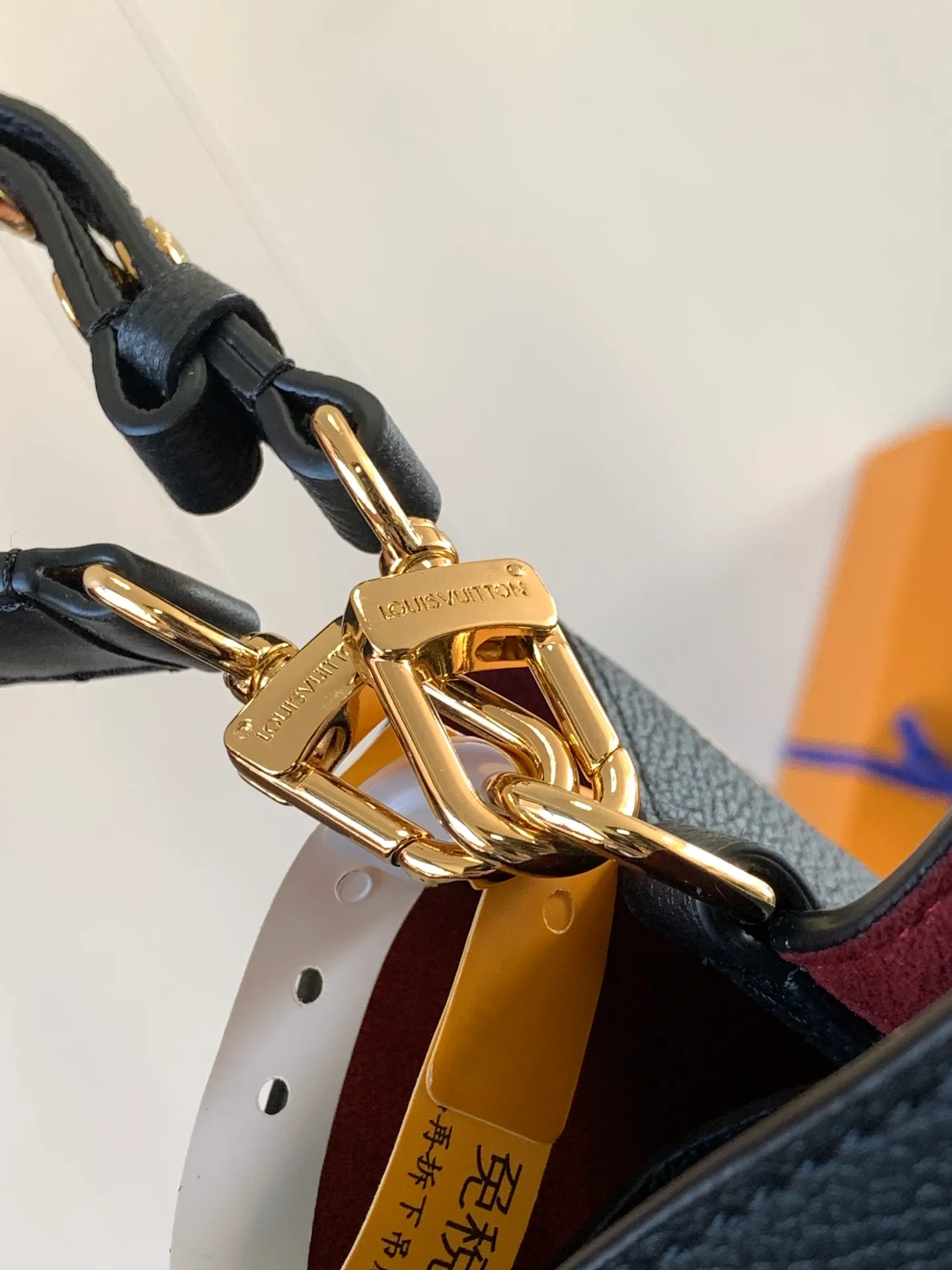 💰1140 (top-grain leather) top-grade original transcoding chip, custom-made top-grade cowhide top-grade original 🔥 M45497 black M45555 apricot This NéoNoé medium bucket bag has LV letters and Monogram flowers first printed and dyed and then embossed on the leather to confuse the eye with an eye-catching look. The inner pocket can safely store valuables, and the adjustable shoulder strap can be worn on the shoulder or cross-body. Detailed Features 26.0 x 26.0 x 17.5 cm (L x H x W) Embossed grained cowhide Grained cowhide trim Microfiber lining Metal hardware Central zip pocket Compartment Metal eyelets Shoulder strap: Removable, adjustable Strap Half-length: 31.0 cm Strap half-length adjustable to: 54.0 cm Handle: Single handle