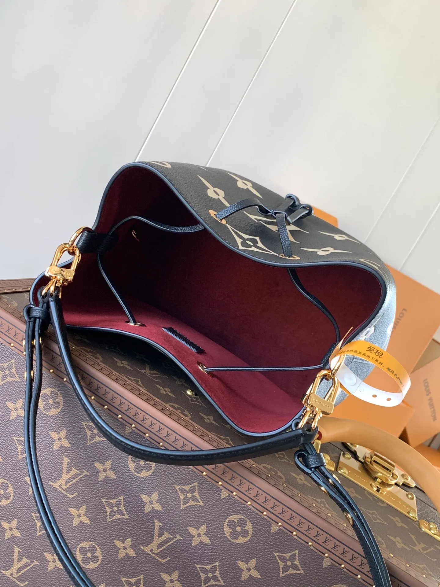 💰1140 (top-grain leather) top-grade original transcoding chip, custom-made top-grade cowhide top-grade original 🔥 M45497 black M45555 apricot This NéoNoé medium bucket bag has LV letters and Monogram flowers first printed and dyed and then embossed on the leather to confuse the eye with an eye-catching look. The inner pocket can safely store valuables, and the adjustable shoulder strap can be worn on the shoulder or cross-body. Detailed Features 26.0 x 26.0 x 17.5 cm (L x H x W) Embossed grained cowhide Grained cowhide trim Microfiber lining Metal hardware Central zip pocket Compartment Metal eyelets Shoulder strap: Removable, adjustable Strap Half-length: 31.0 cm Strap half-length adjustable to: 54.0 cm Handle: Single handle