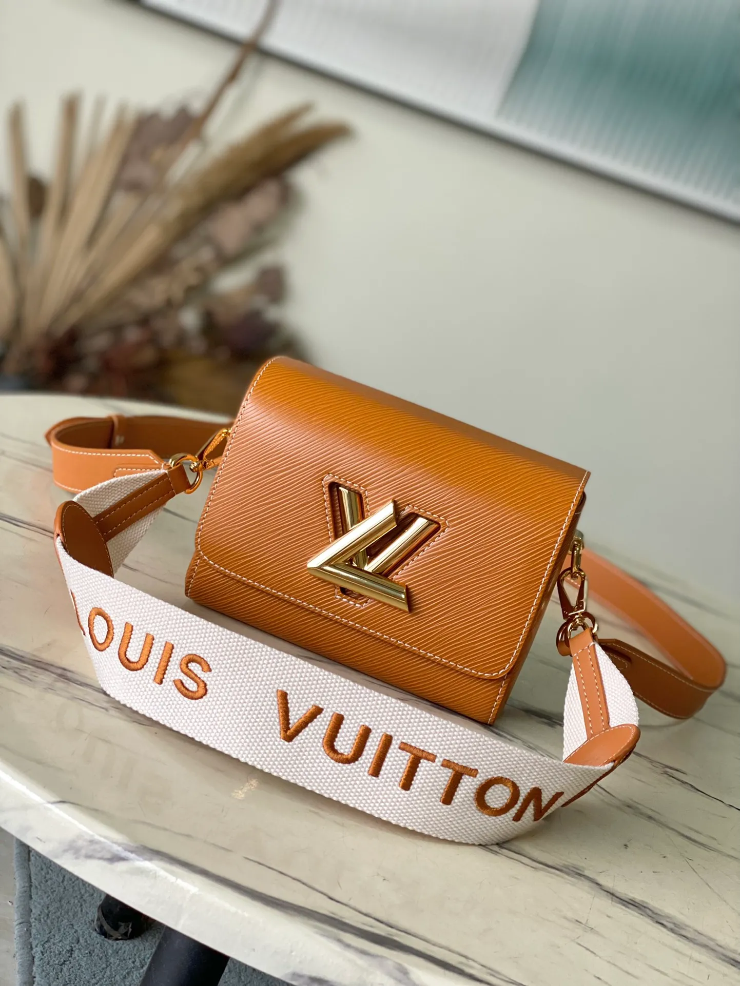 💰1160 (first-grain leather) Top-quality original order M24758 Caramel color This small Twist Traveler handbag has a seasonal topstitched fabric handle integrated with leather Monogram flowers, and a dazzling LV Twist twist lock to illuminate the delicate flap. The wide, removable and adjustable leather shoulder strap offers a variety of carrying options, making it a modern choice for daily travel. 19 x 15 x 9 cm (length x height x width)