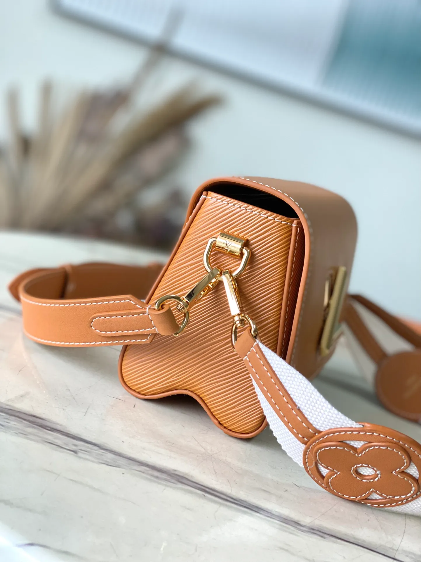 💰1160 (first-grain leather) Top-quality original order M24758 Caramel color This small Twist Traveler handbag has a seasonal topstitched fabric handle integrated with leather Monogram flowers, and a dazzling LV Twist twist lock to illuminate the delicate flap. The wide, removable and adjustable leather shoulder strap offers a variety of carrying options, making it a modern choice for daily travel. 19 x 15 x 9 cm (length x height x width)