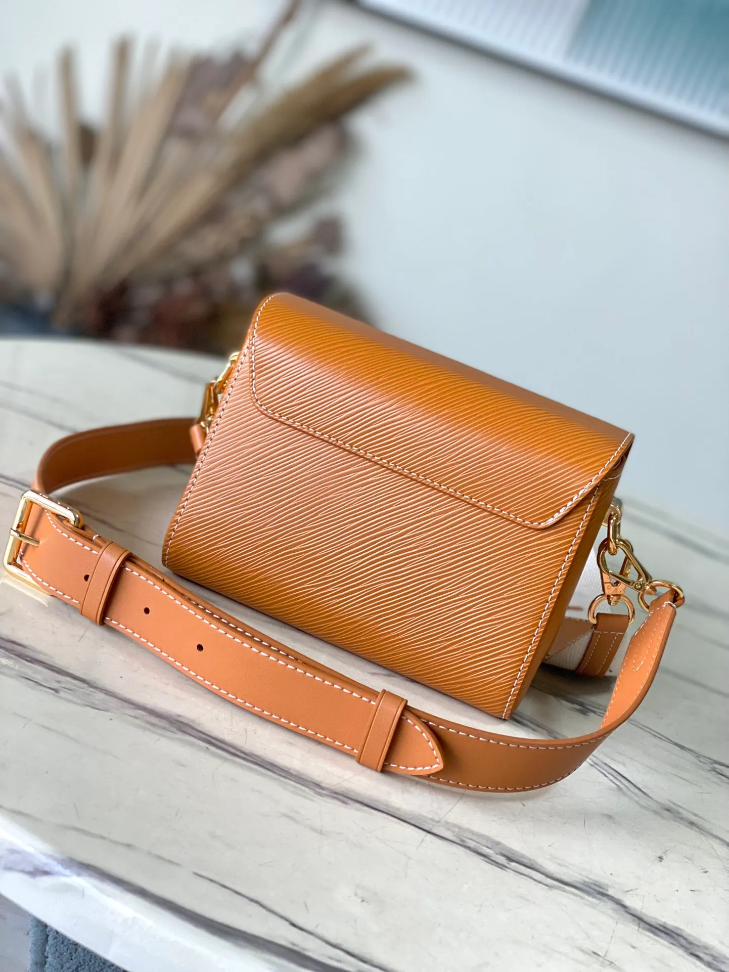 💰1160 (first-grain leather) Top-quality original order M24758 Caramel color This small Twist Traveler handbag has a seasonal topstitched fabric handle integrated with leather Monogram flowers, and a dazzling LV Twist twist lock to illuminate the delicate flap. The wide, removable and adjustable leather shoulder strap offers a variety of carrying options, making it a modern choice for daily travel. 19 x 15 x 9 cm (length x height x width)