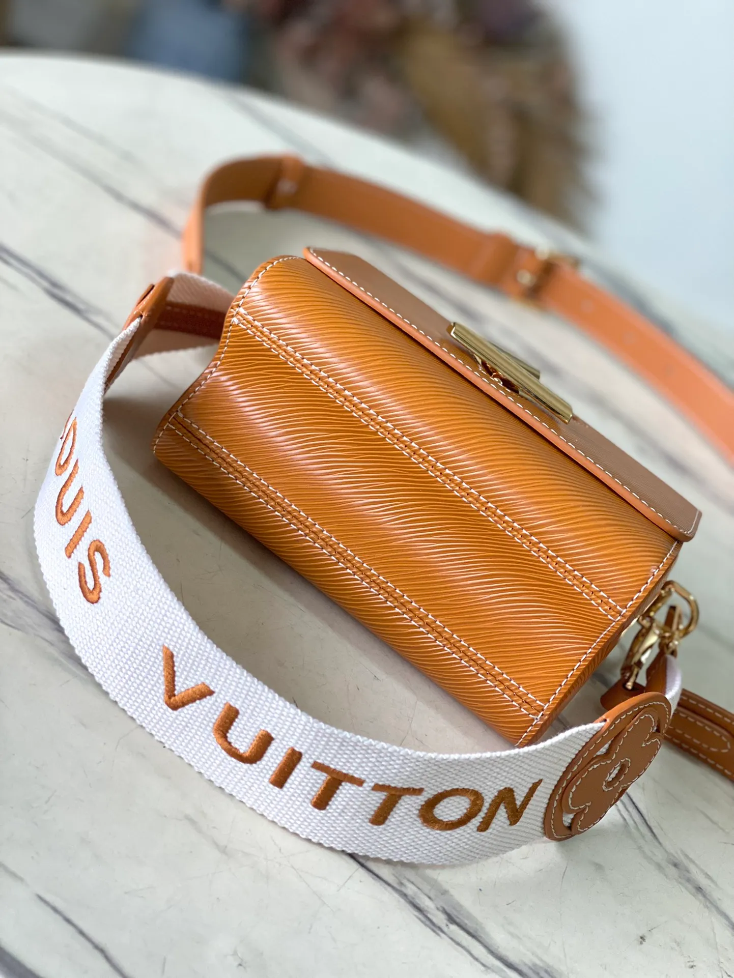 💰1160 (first-grain leather) Top-quality original order M24758 Caramel color This small Twist Traveler handbag has a seasonal topstitched fabric handle integrated with leather Monogram flowers, and a dazzling LV Twist twist lock to illuminate the delicate flap. The wide, removable and adjustable leather shoulder strap offers a variety of carrying options, making it a modern choice for daily travel. 19 x 15 x 9 cm (length x height x width)
