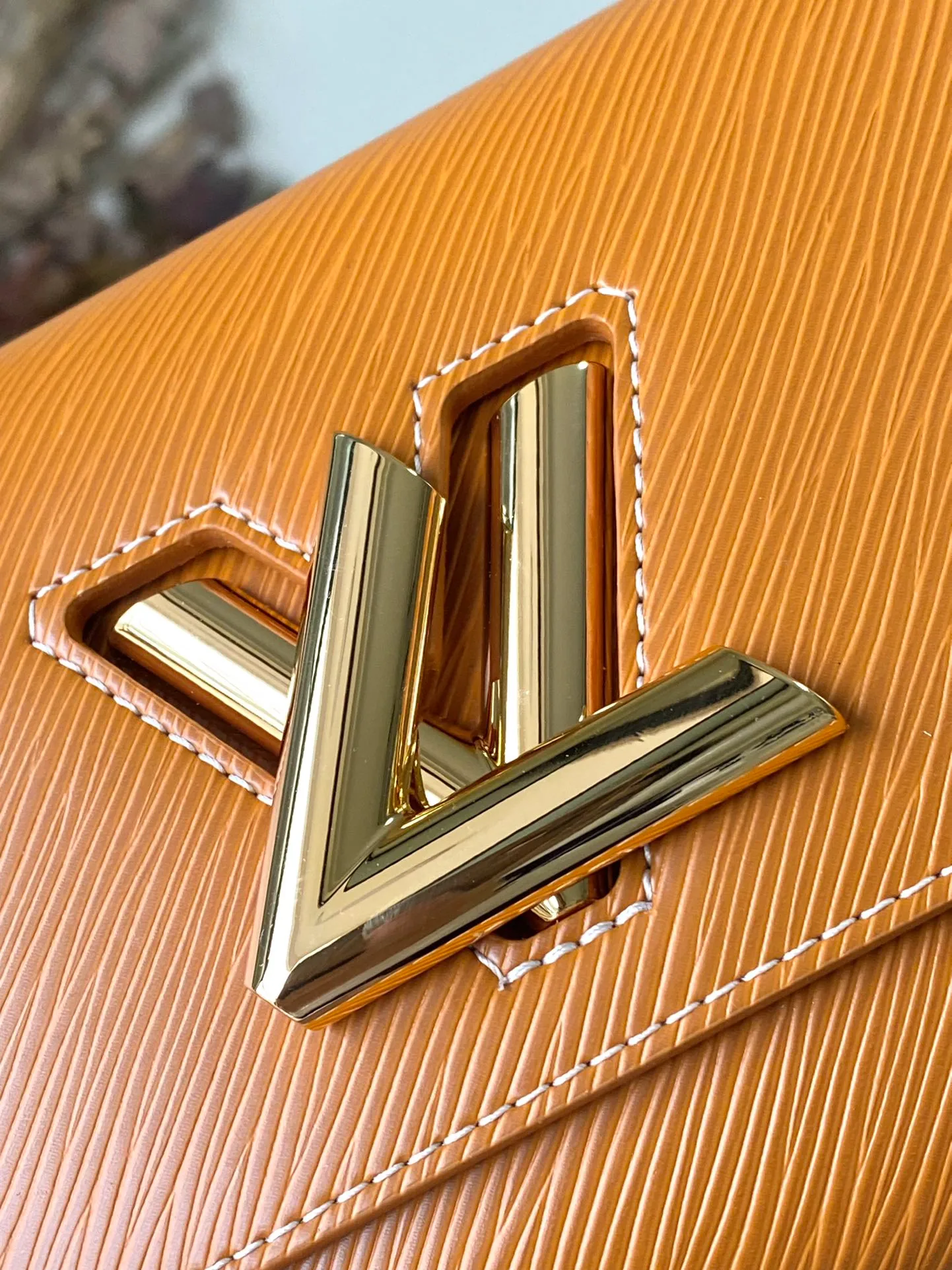 💰1160 (first-grain leather) Top-quality original order M24758 Caramel color This small Twist Traveler handbag has a seasonal topstitched fabric handle integrated with leather Monogram flowers, and a dazzling LV Twist twist lock to illuminate the delicate flap. The wide, removable and adjustable leather shoulder strap offers a variety of carrying options, making it a modern choice for daily travel. 19 x 15 x 9 cm (length x height x width)