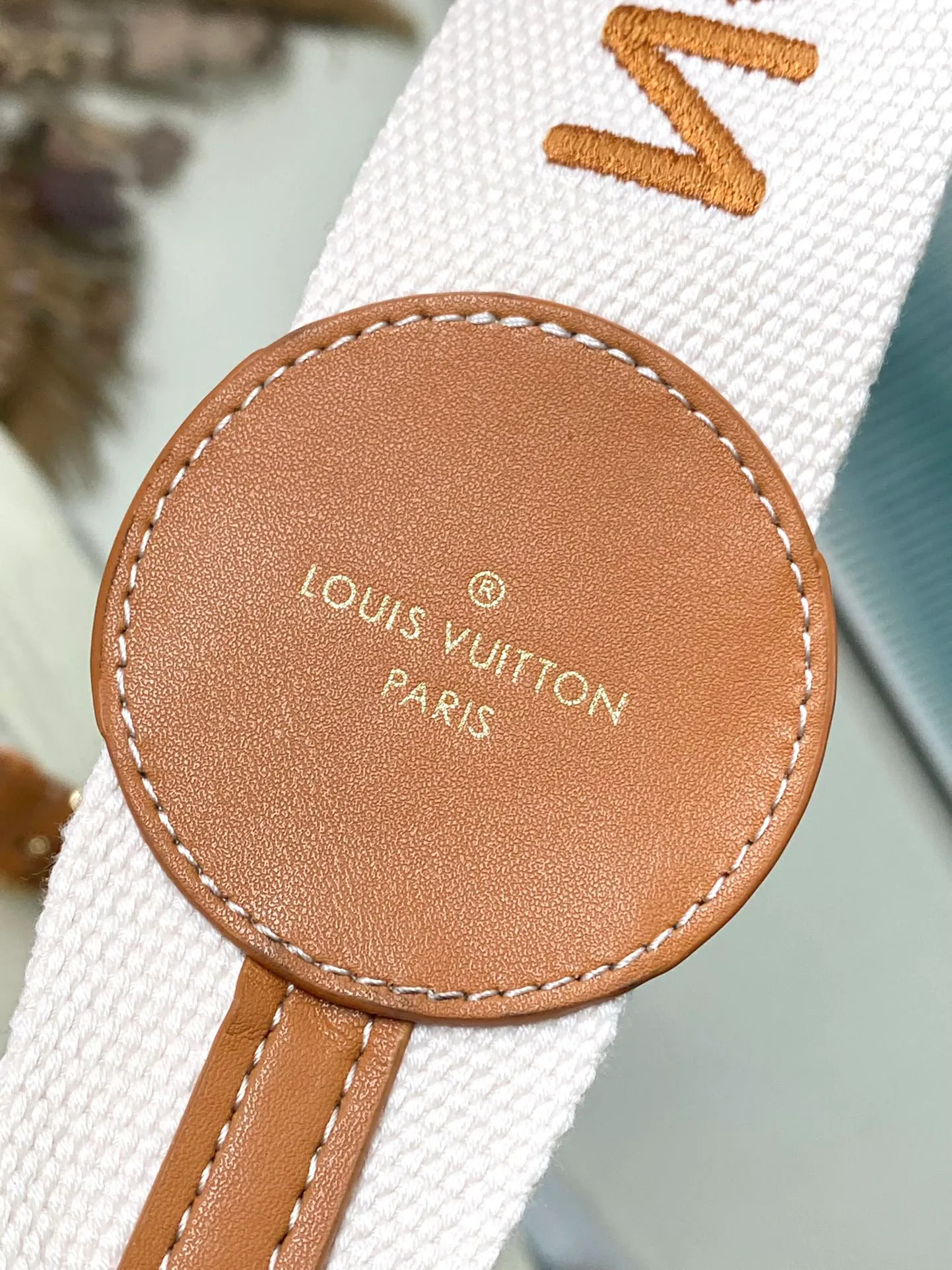 💰1160 (first-grain leather) Top-quality original order M24758 Caramel color This small Twist Traveler handbag has a seasonal topstitched fabric handle integrated with leather Monogram flowers, and a dazzling LV Twist twist lock to illuminate the delicate flap. The wide, removable and adjustable leather shoulder strap offers a variety of carrying options, making it a modern choice for daily travel. 19 x 15 x 9 cm (length x height x width)