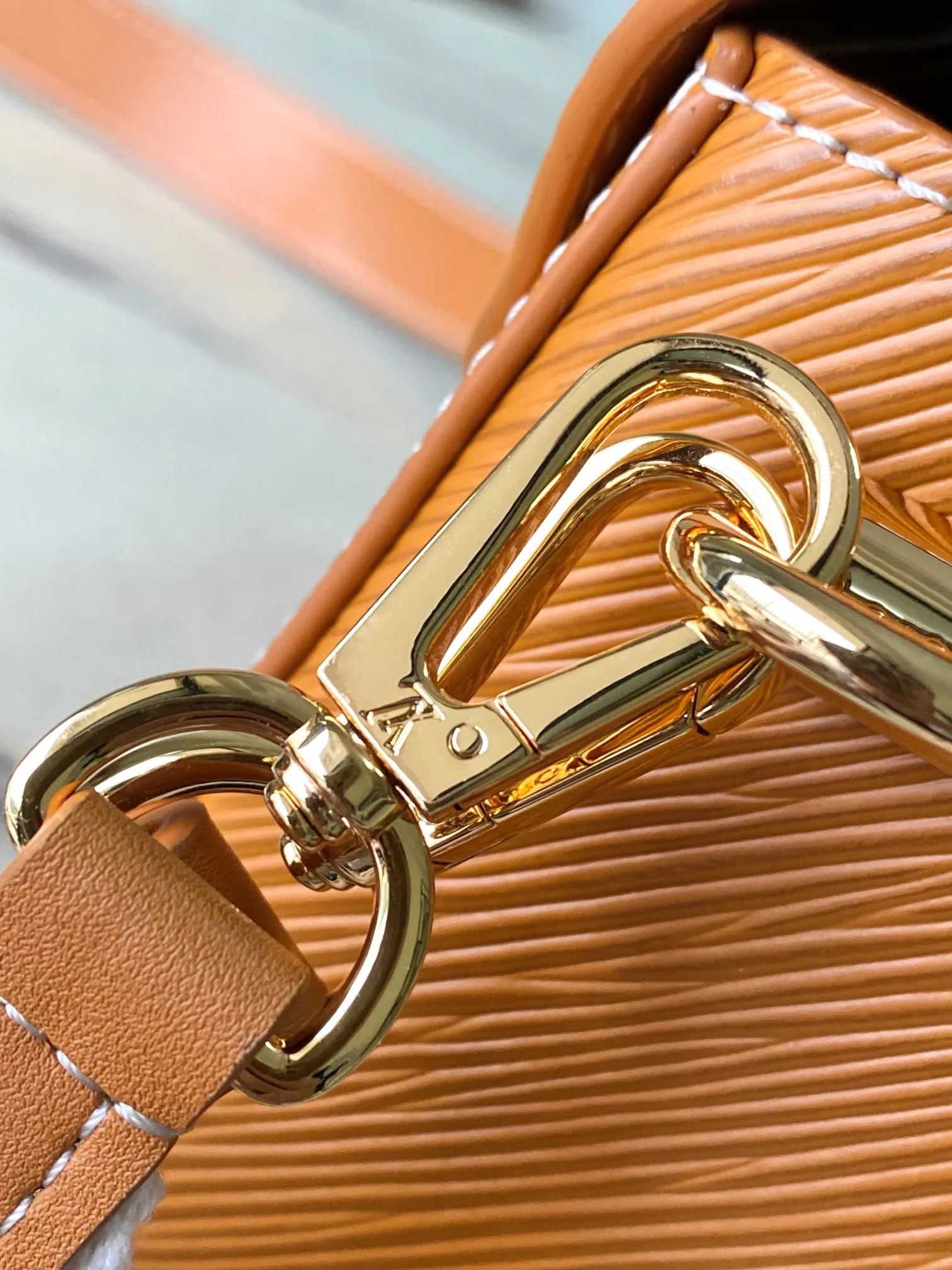 💰1160 (first-grain leather) Top-quality original order M24758 Caramel color This small Twist Traveler handbag has a seasonal topstitched fabric handle integrated with leather Monogram flowers, and a dazzling LV Twist twist lock to illuminate the delicate flap. The wide, removable and adjustable leather shoulder strap offers a variety of carrying options, making it a modern choice for daily travel. 19 x 15 x 9 cm (length x height x width)