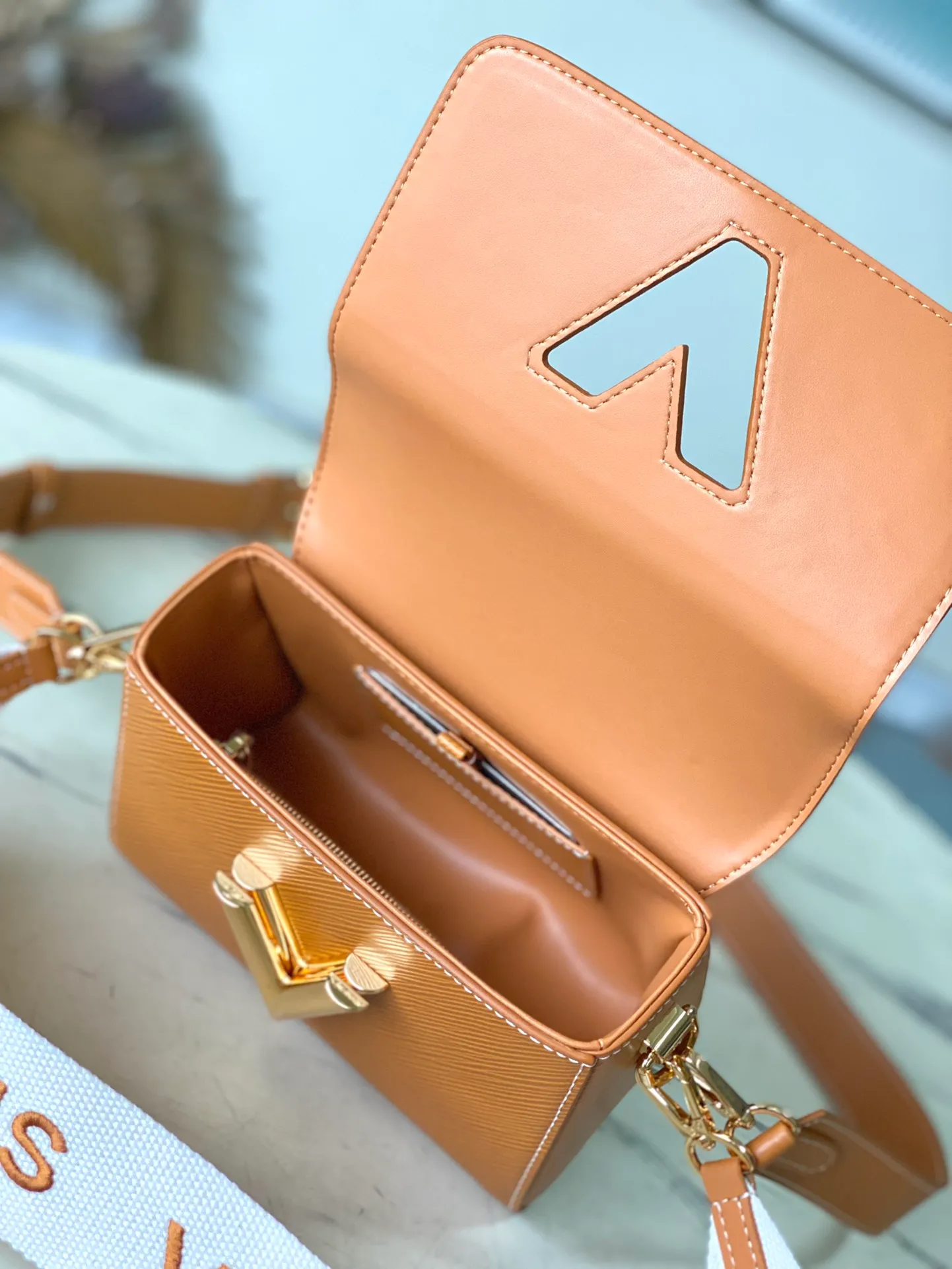 💰1160 (first-grain leather) Top-quality original order M24758 Caramel color This small Twist Traveler handbag has a seasonal topstitched fabric handle integrated with leather Monogram flowers, and a dazzling LV Twist twist lock to illuminate the delicate flap. The wide, removable and adjustable leather shoulder strap offers a variety of carrying options, making it a modern choice for daily travel. 19 x 15 x 9 cm (length x height x width)