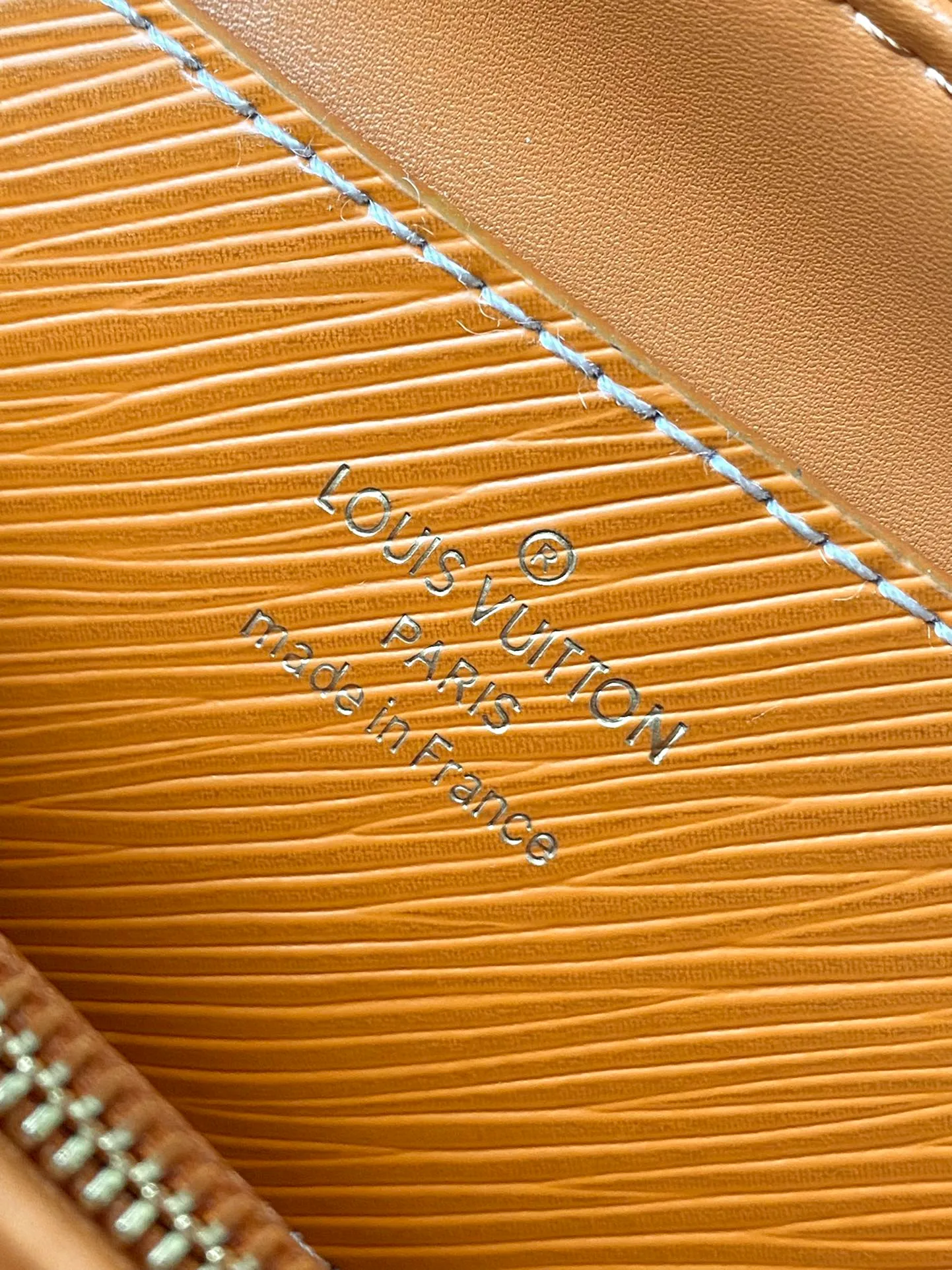 💰1160 (first-grain leather) Top-quality original order M24758 Caramel color This small Twist Traveler handbag has a seasonal topstitched fabric handle integrated with leather Monogram flowers, and a dazzling LV Twist twist lock to illuminate the delicate flap. The wide, removable and adjustable leather shoulder strap offers a variety of carrying options, making it a modern choice for daily travel. 19 x 15 x 9 cm (length x height x width)