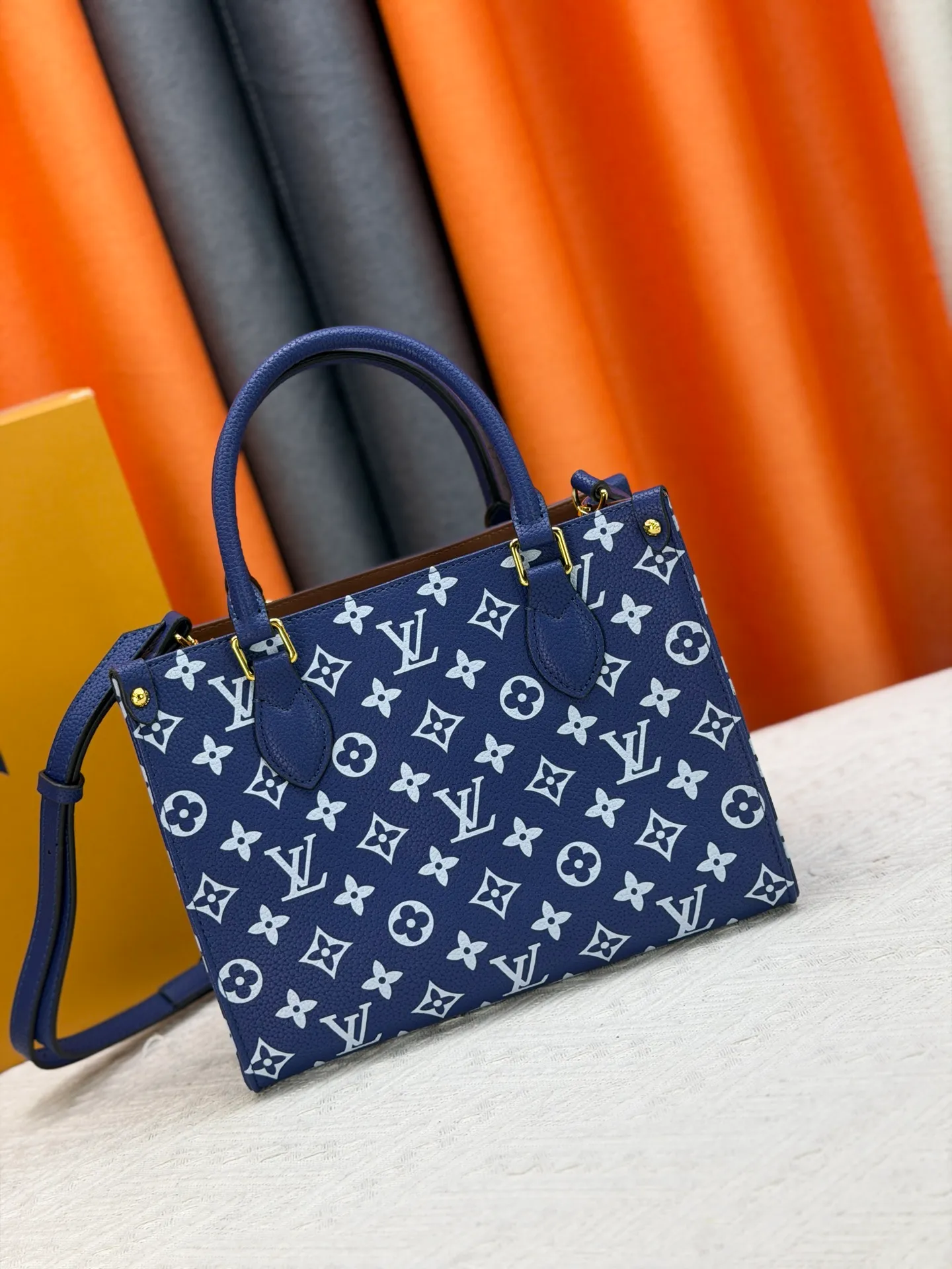 P260 Upgraded original version (latest color) M10303 M45659 M46373 M44571 This OnTheGo small tote bag draws inspiration from the classic Sac Plat handbag in 1968. It is made of Monogram Empreinte leather embossed with the Giant Monogram pattern to create a miniature version, which can store daily necessities such as a mini tablet. Designed handles and a detachable and adjustable shoulder strap enrich the carrying options. Dimensions: 25.0 x 19.0 x 11.5 cm (length x height x width)