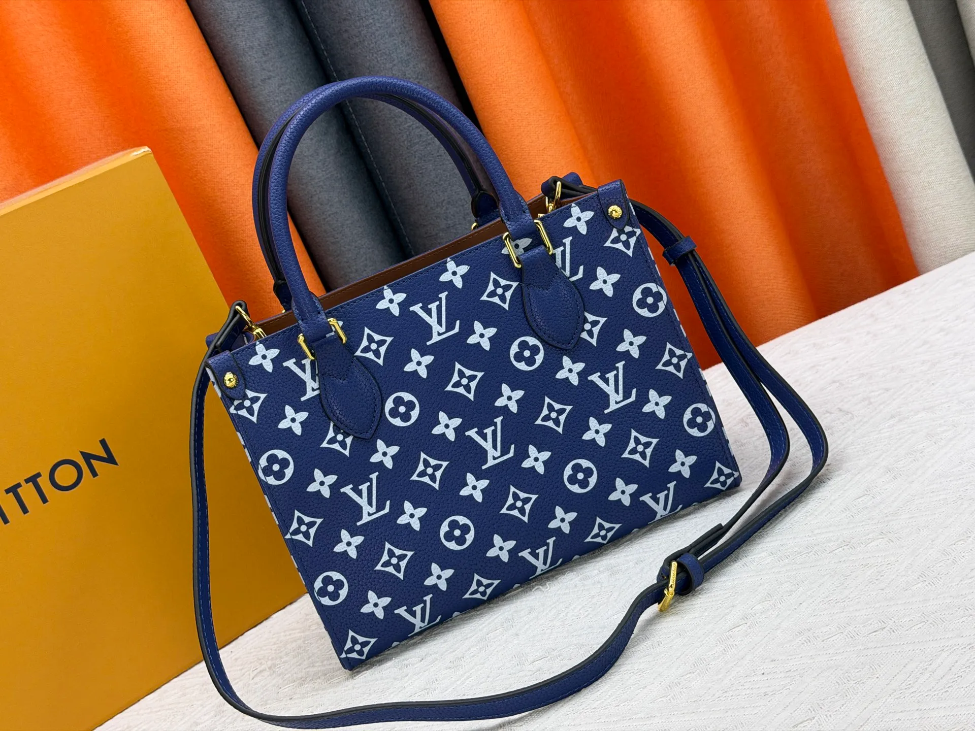 P260 Upgraded original version (latest color) M10303 M45659 M46373 M44571 This OnTheGo small tote bag draws inspiration from the classic Sac Plat handbag in 1968. It is made of Monogram Empreinte leather embossed with the Giant Monogram pattern to create a miniature version, which can store daily necessities such as a mini tablet. Designed handles and a detachable and adjustable shoulder strap enrich the carrying options. Dimensions: 25.0 x 19.0 x 11.5 cm (length x height x width)