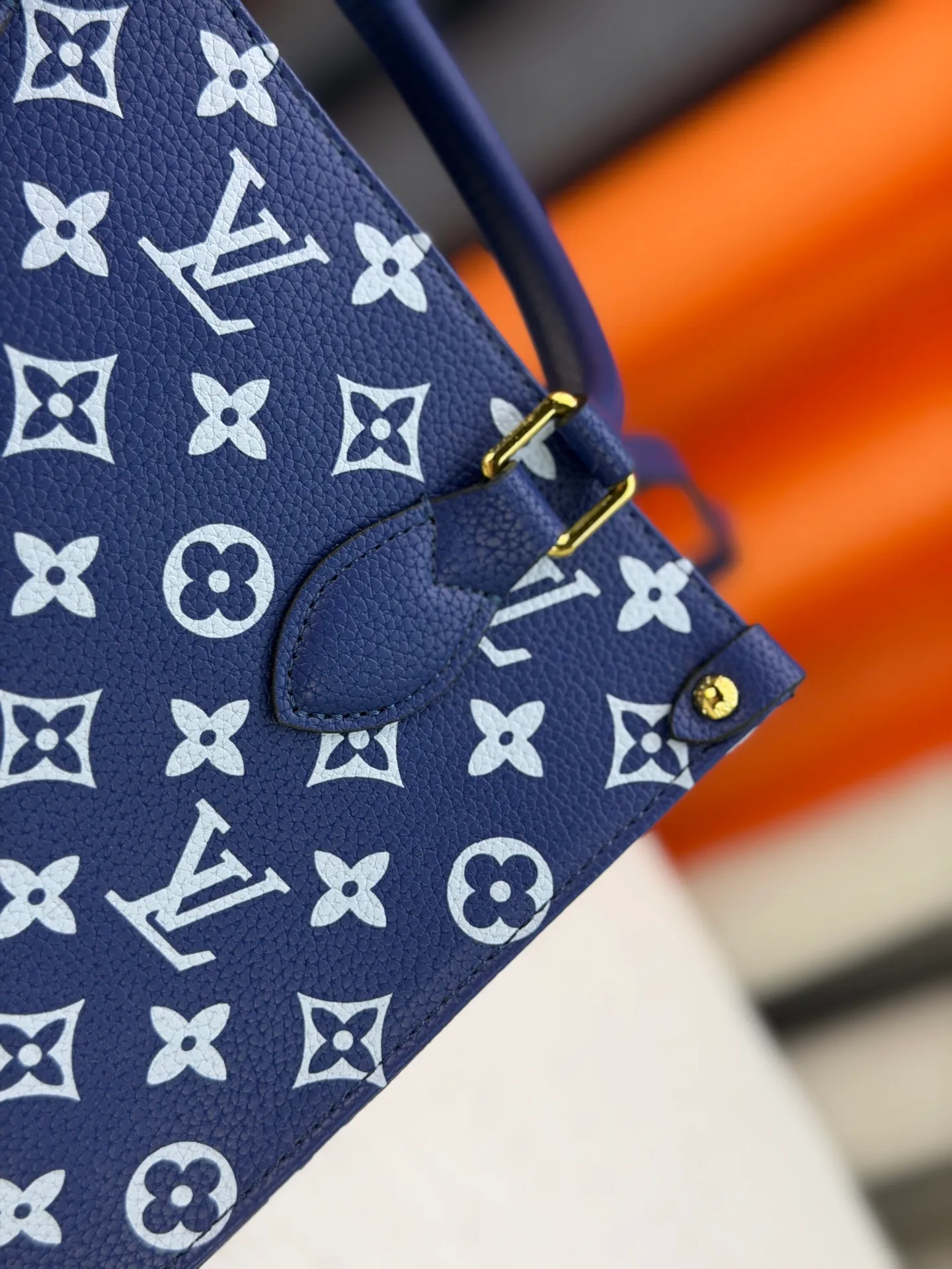 P260 Upgraded original version (latest color) M10303 M45659 M46373 M44571 This OnTheGo small tote bag draws inspiration from the classic Sac Plat handbag in 1968. It is made of Monogram Empreinte leather embossed with the Giant Monogram pattern to create a miniature version, which can store daily necessities such as a mini tablet. Designed handles and a detachable and adjustable shoulder strap enrich the carrying options. Dimensions: 25.0 x 19.0 x 11.5 cm (length x height x width)