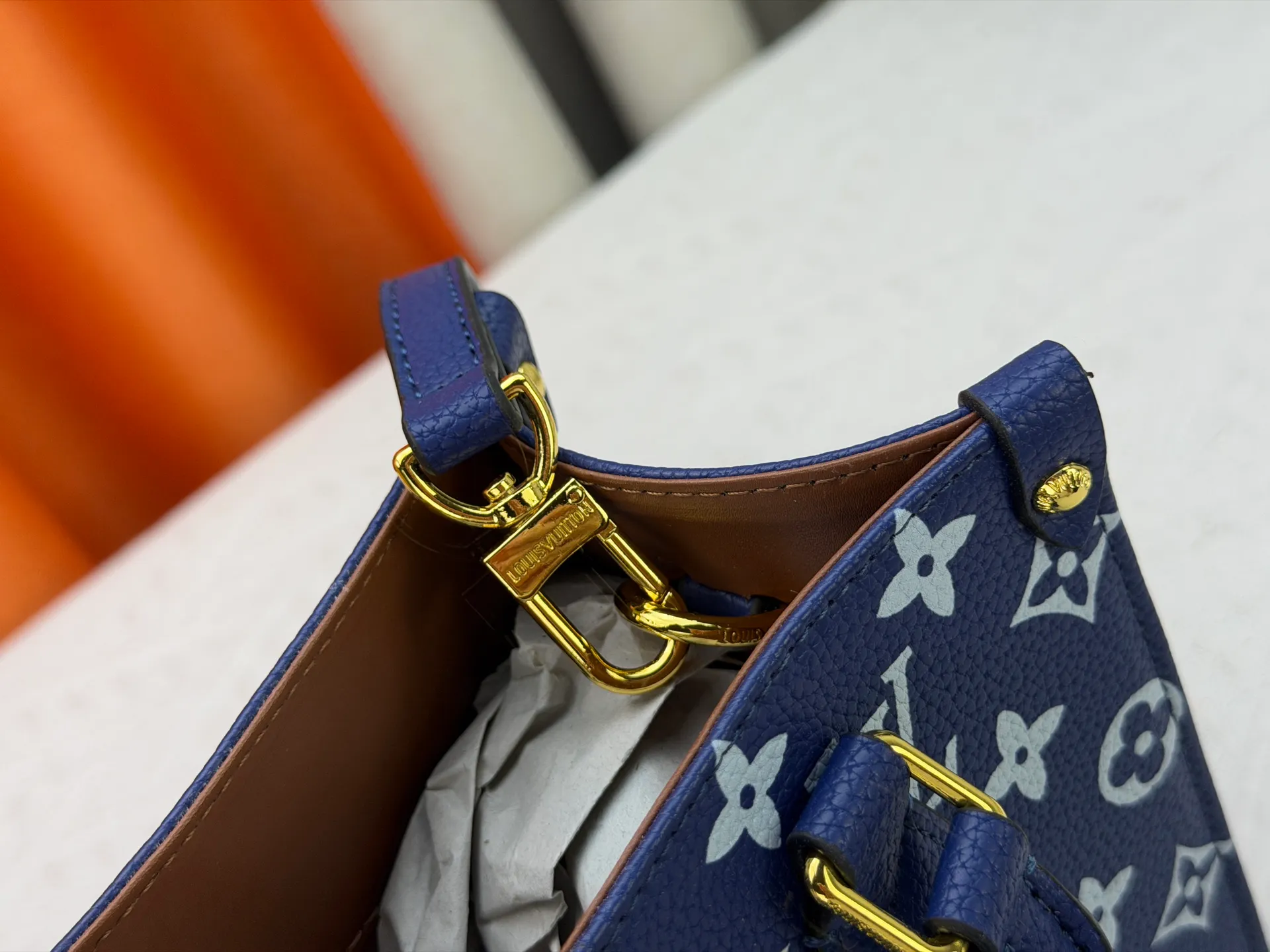 P260 Upgraded original version (latest color) M10303 M45659 M46373 M44571 This OnTheGo small tote bag draws inspiration from the classic Sac Plat handbag in 1968. It is made of Monogram Empreinte leather embossed with the Giant Monogram pattern to create a miniature version, which can store daily necessities such as a mini tablet. Designed handles and a detachable and adjustable shoulder strap enrich the carrying options. Dimensions: 25.0 x 19.0 x 11.5 cm (length x height x width)