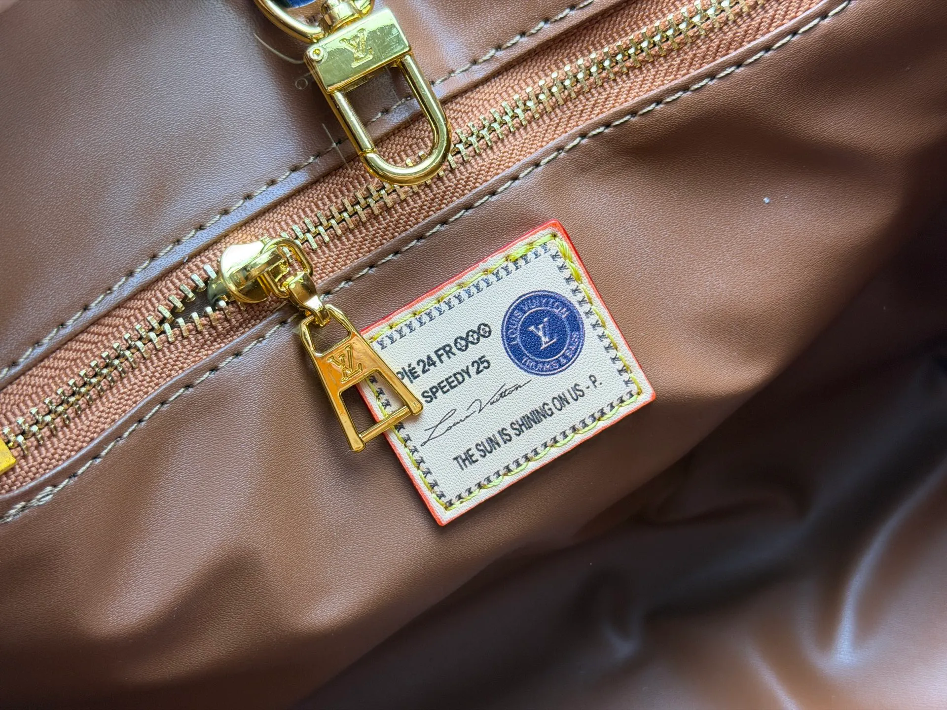 P260 Upgraded original version (latest color) M10303 M45659 M46373 M44571 This OnTheGo small tote bag draws inspiration from the classic Sac Plat handbag in 1968. It is made of Monogram Empreinte leather embossed with the Giant Monogram pattern to create a miniature version, which can store daily necessities such as a mini tablet. Designed handles and a detachable and adjustable shoulder strap enrich the carrying options. Dimensions: 25.0 x 19.0 x 11.5 cm (length x height x width)