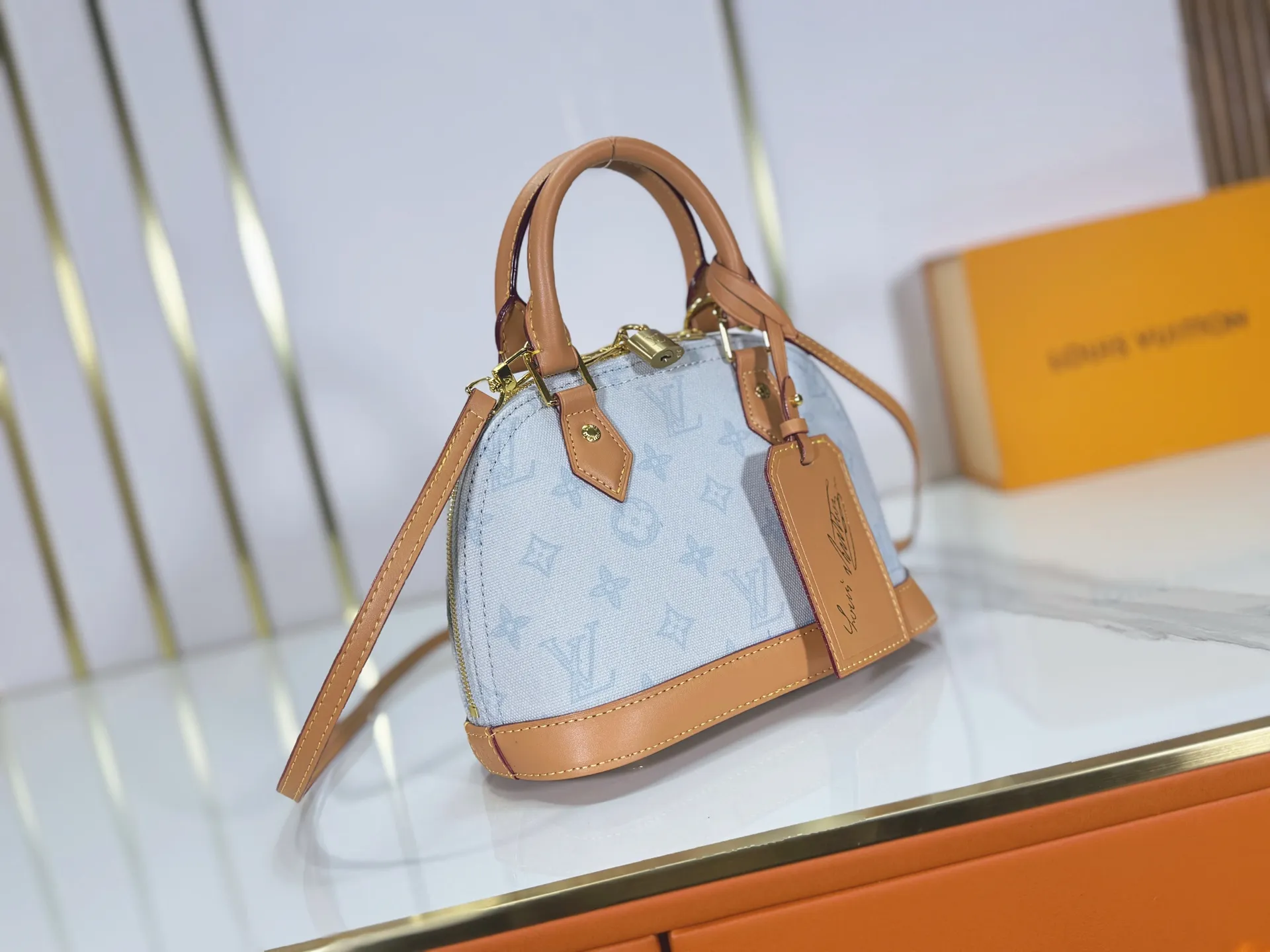 P280 upgraded original M28272 M27526 M28105 M26084 M27812 M28032 M53152 To celebrate the 130th anniversary of the birth of Louis Vuitton’s Monogram pattern, this Alma BB handbag reinterprets classic elements from a retro perspective. Monogram Origine Bleu Courrier patterned canvas evokes archive designs, with smooth calfskin trim and a striped fabric lining. The iconic padlock and Anniversary address plate enrich the details. Dimensions: 23.5 x 17.5 x 11.5 (cm) ((Length x Height x Width)