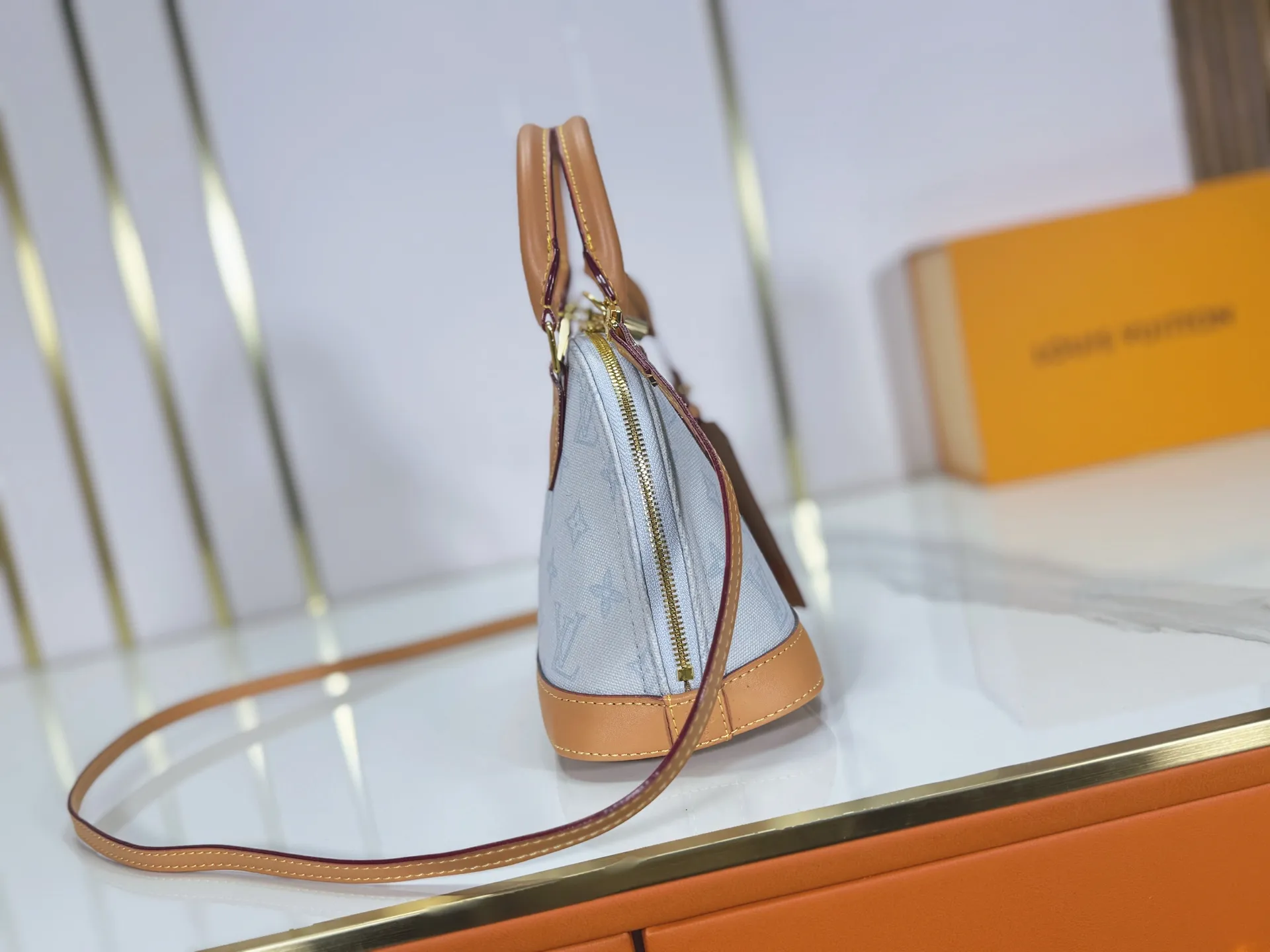 P280 upgraded original M28272 M27526 M28105 M26084 M27812 M28032 M53152 To celebrate the 130th anniversary of the birth of Louis Vuitton’s Monogram pattern, this Alma BB handbag reinterprets classic elements from a retro perspective. Monogram Origine Bleu Courrier patterned canvas evokes archive designs, with smooth calfskin trim and a striped fabric lining. The iconic padlock and Anniversary address plate enrich the details. Dimensions: 23.5 x 17.5 x 11.5 (cm) ((Length x Height x Width)