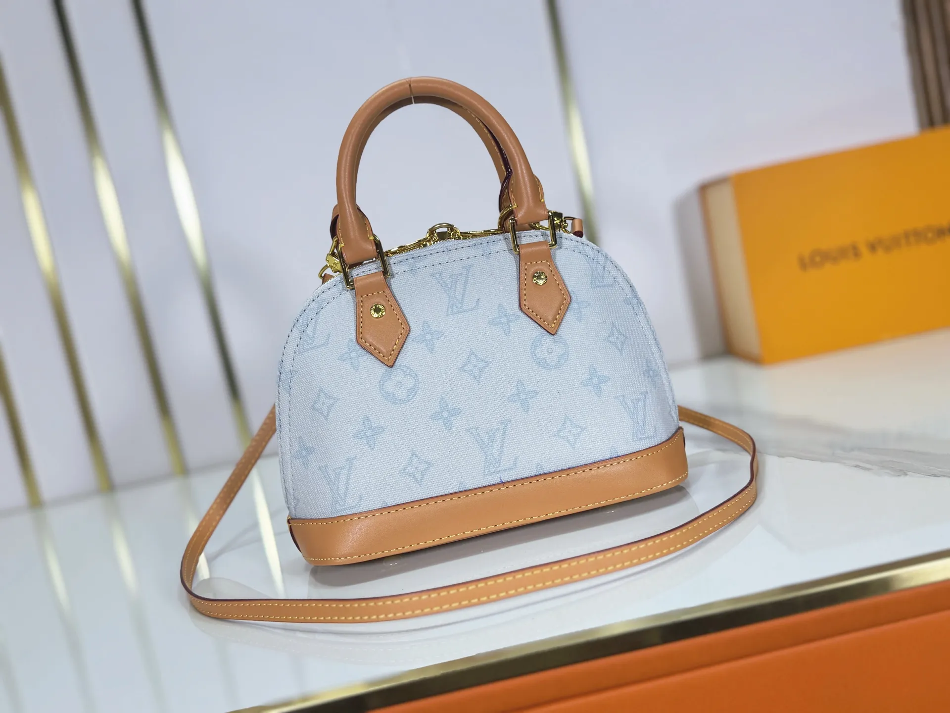P280 upgraded original M28272 M27526 M28105 M26084 M27812 M28032 M53152 To celebrate the 130th anniversary of the birth of Louis Vuitton’s Monogram pattern, this Alma BB handbag reinterprets classic elements from a retro perspective. Monogram Origine Bleu Courrier patterned canvas evokes archive designs, with smooth calfskin trim and a striped fabric lining. The iconic padlock and Anniversary address plate enrich the details. Dimensions: 23.5 x 17.5 x 11.5 (cm) ((Length x Height x Width)
