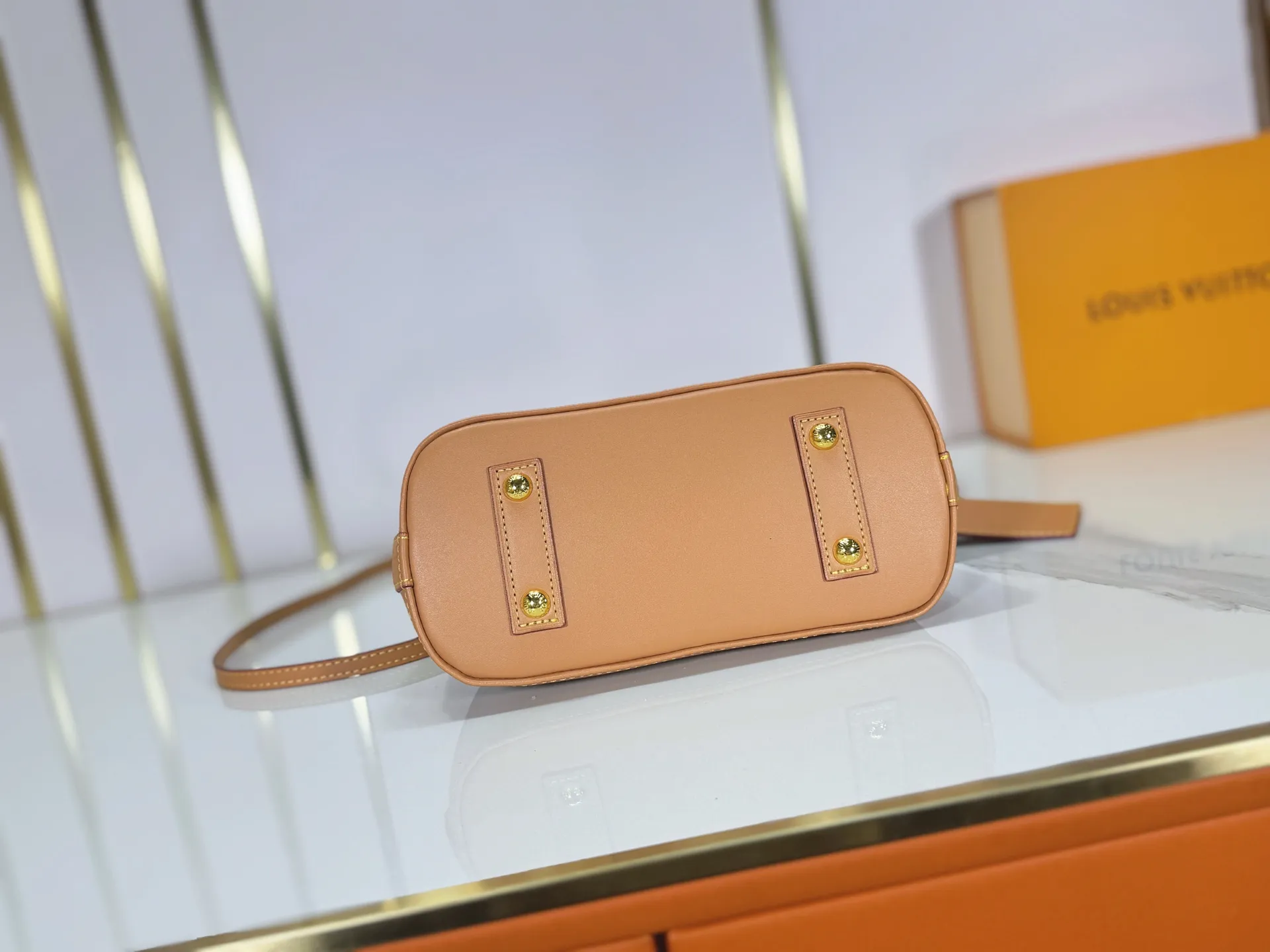 P280 upgraded original M28272 M27526 M28105 M26084 M27812 M28032 M53152 To celebrate the 130th anniversary of the birth of Louis Vuitton’s Monogram pattern, this Alma BB handbag reinterprets classic elements from a retro perspective. Monogram Origine Bleu Courrier patterned canvas evokes archive designs, with smooth calfskin trim and a striped fabric lining. The iconic padlock and Anniversary address plate enrich the details. Dimensions: 23.5 x 17.5 x 11.5 (cm) ((Length x Height x Width)