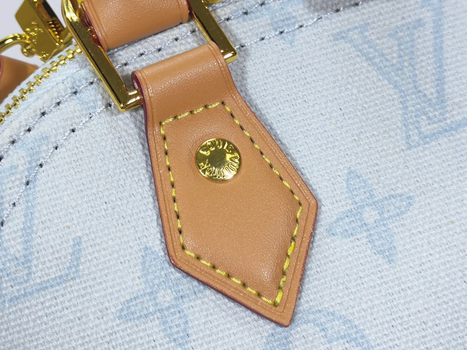 P280 upgraded original M28272 M27526 M28105 M26084 M27812 M28032 M53152 To celebrate the 130th anniversary of the birth of Louis Vuitton’s Monogram pattern, this Alma BB handbag reinterprets classic elements from a retro perspective. Monogram Origine Bleu Courrier patterned canvas evokes archive designs, with smooth calfskin trim and a striped fabric lining. The iconic padlock and Anniversary address plate enrich the details. Dimensions: 23.5 x 17.5 x 11.5 (cm) ((Length x Height x Width)
