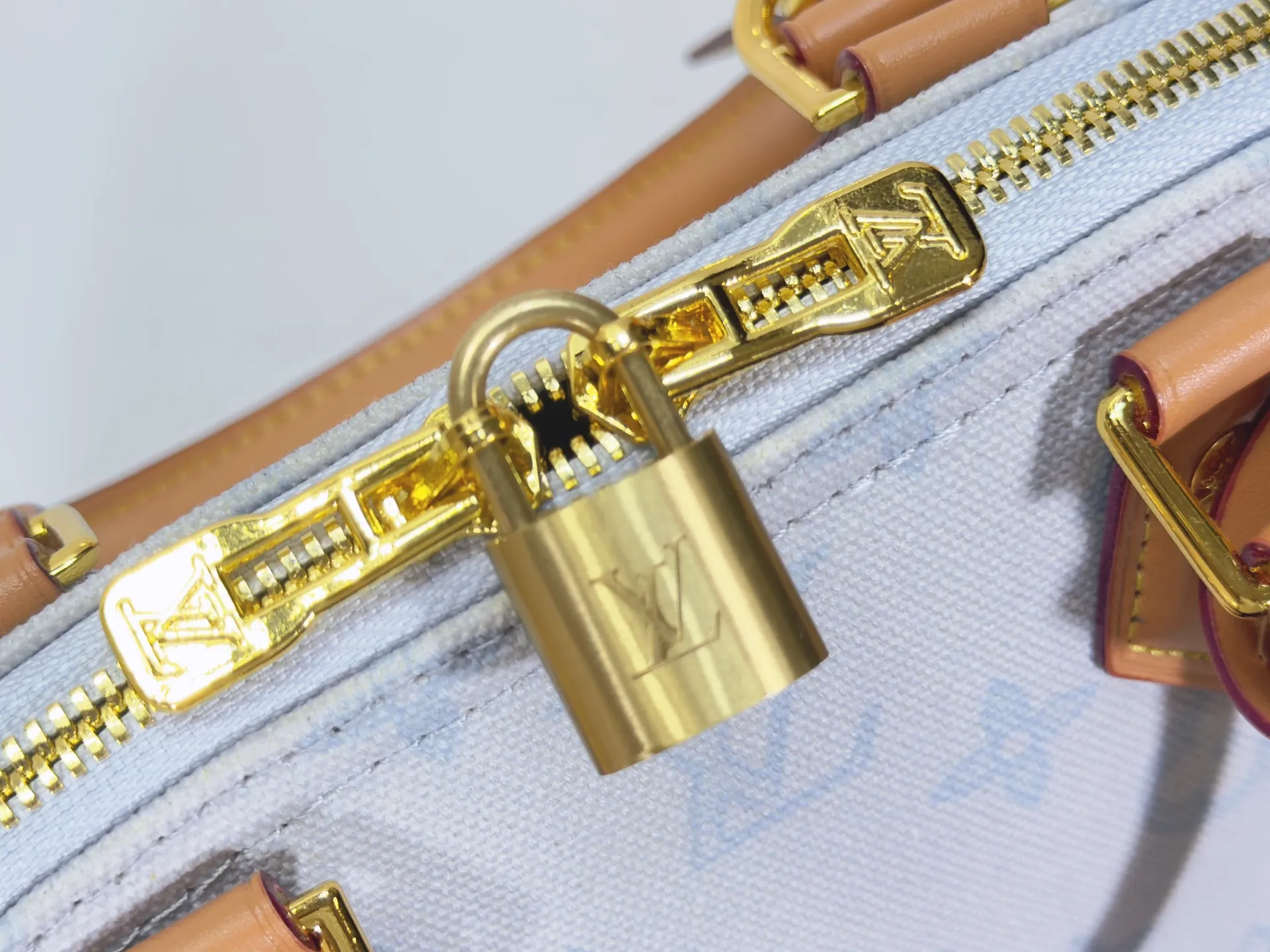P280 upgraded original M28272 M27526 M28105 M26084 M27812 M28032 M53152 To celebrate the 130th anniversary of the birth of Louis Vuitton’s Monogram pattern, this Alma BB handbag reinterprets classic elements from a retro perspective. Monogram Origine Bleu Courrier patterned canvas evokes archive designs, with smooth calfskin trim and a striped fabric lining. The iconic padlock and Anniversary address plate enrich the details. Dimensions: 23.5 x 17.5 x 11.5 (cm) ((Length x Height x Width)
