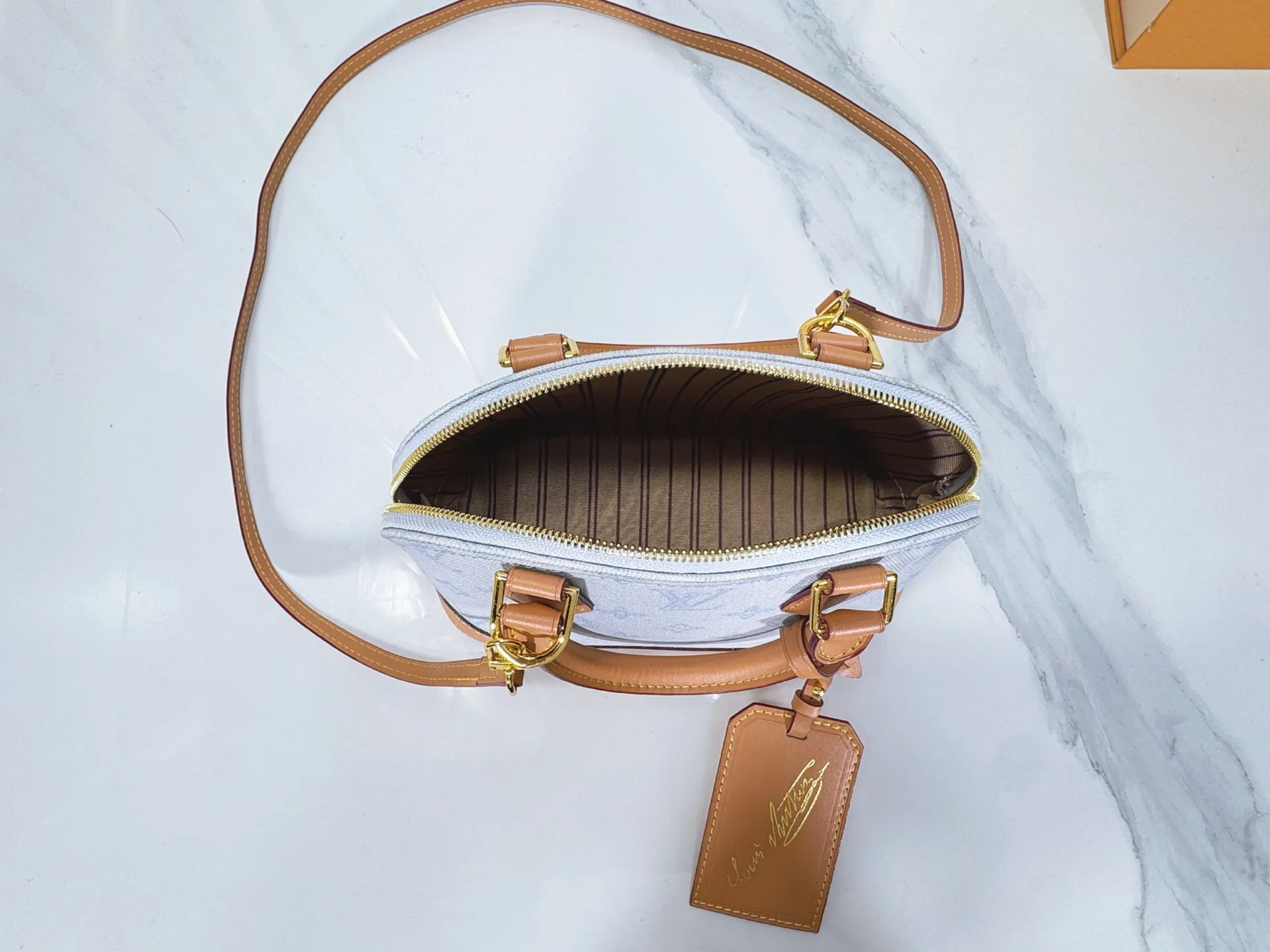 P280 upgraded original M28272 M27526 M28105 M26084 M27812 M28032 M53152 To celebrate the 130th anniversary of the birth of Louis Vuitton’s Monogram pattern, this Alma BB handbag reinterprets classic elements from a retro perspective. Monogram Origine Bleu Courrier patterned canvas evokes archive designs, with smooth calfskin trim and a striped fabric lining. The iconic padlock and Anniversary address plate enrich the details. Dimensions: 23.5 x 17.5 x 11.5 (cm) ((Length x Height x Width)
