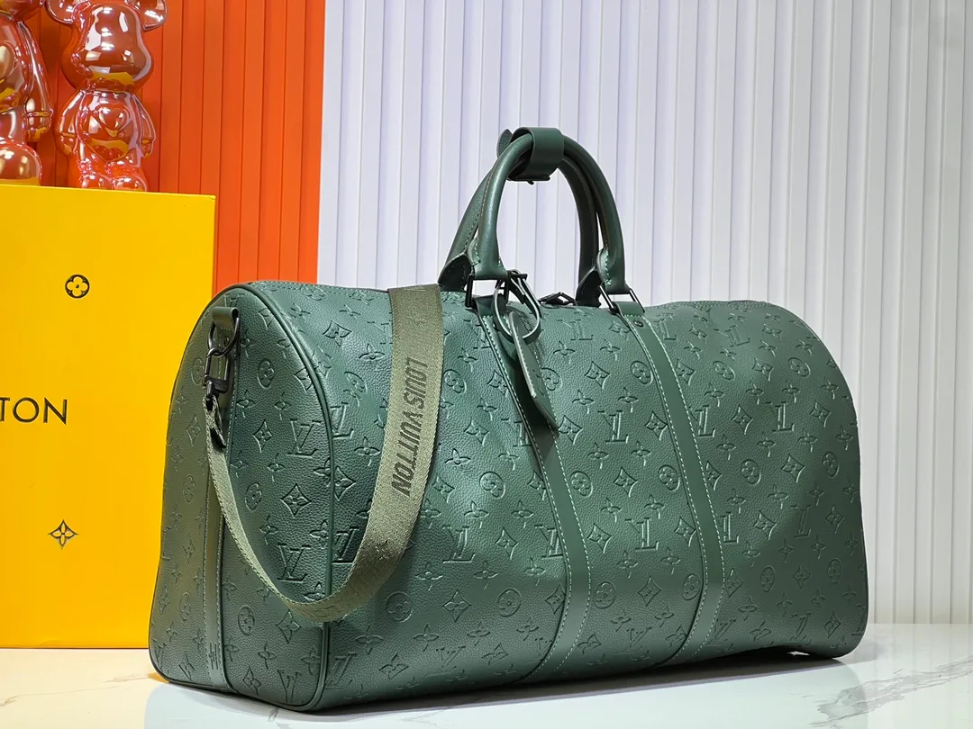 Batch 400💰Guangzhou goods upgraded to the original version No. 24440 Green embossed 41416 This Keepall Bandoulière travel bag is made of flexible Monogram Taurillon leather, with elegant design decorated with elegant metal parts and Louis Vuitton logo ribbon. The fresh color palette and carry-on size make it a great travel choice for leather goods lovers. Detailed dimensions: 50x29x23 cm (length x height x width)