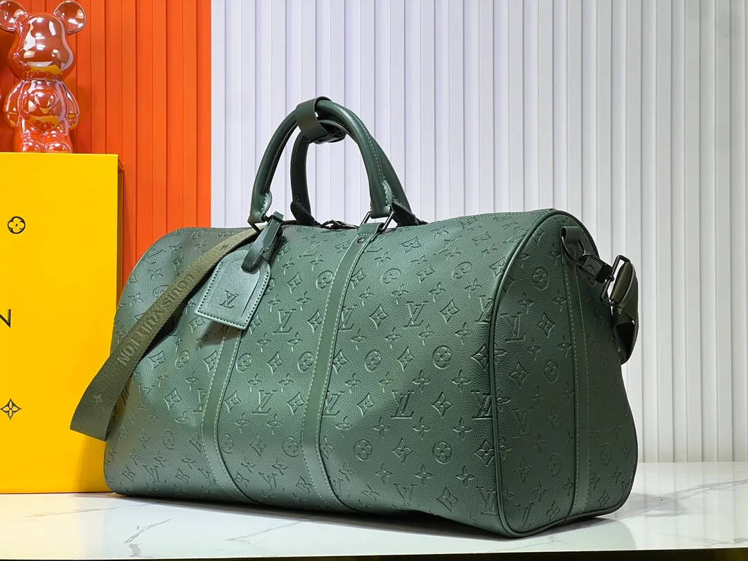 Batch 400💰Guangzhou goods upgraded to the original version No. 24440 Green embossed 41416 This Keepall Bandoulière travel bag is made of flexible Monogram Taurillon leather, with elegant design decorated with elegant metal parts and Louis Vuitton logo ribbon. The fresh color palette and carry-on size make it a great travel choice for leather goods lovers. Detailed dimensions: 50x29x23 cm (length x height x width)