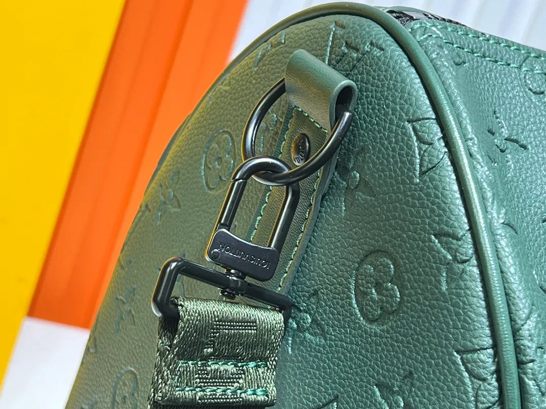 Batch 400💰Guangzhou goods upgraded to the original version No. 24440 Green embossed 41416 This Keepall Bandoulière travel bag is made of flexible Monogram Taurillon leather, with elegant design decorated with elegant metal parts and Louis Vuitton logo ribbon. The fresh color palette and carry-on size make it a great travel choice for leather goods lovers. Detailed dimensions: 50x29x23 cm (length x height x width)
