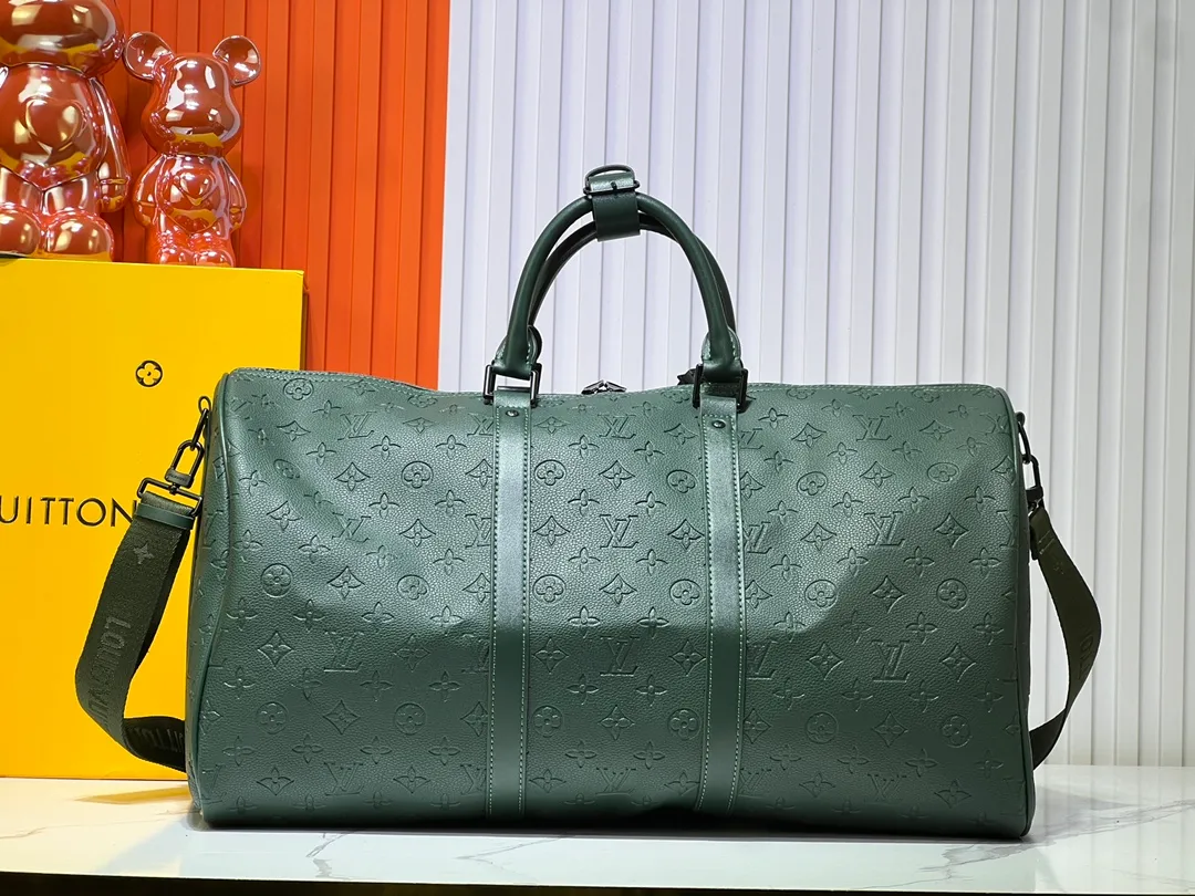 Batch 400💰Guangzhou goods upgraded to the original version No. 24440 Green embossed 41416 This Keepall Bandoulière travel bag is made of flexible Monogram Taurillon leather, with elegant design decorated with elegant metal parts and Louis Vuitton logo ribbon. The fresh color palette and carry-on size make it a great travel choice for leather goods lovers. Detailed dimensions: 50x29x23 cm (length x height x width)