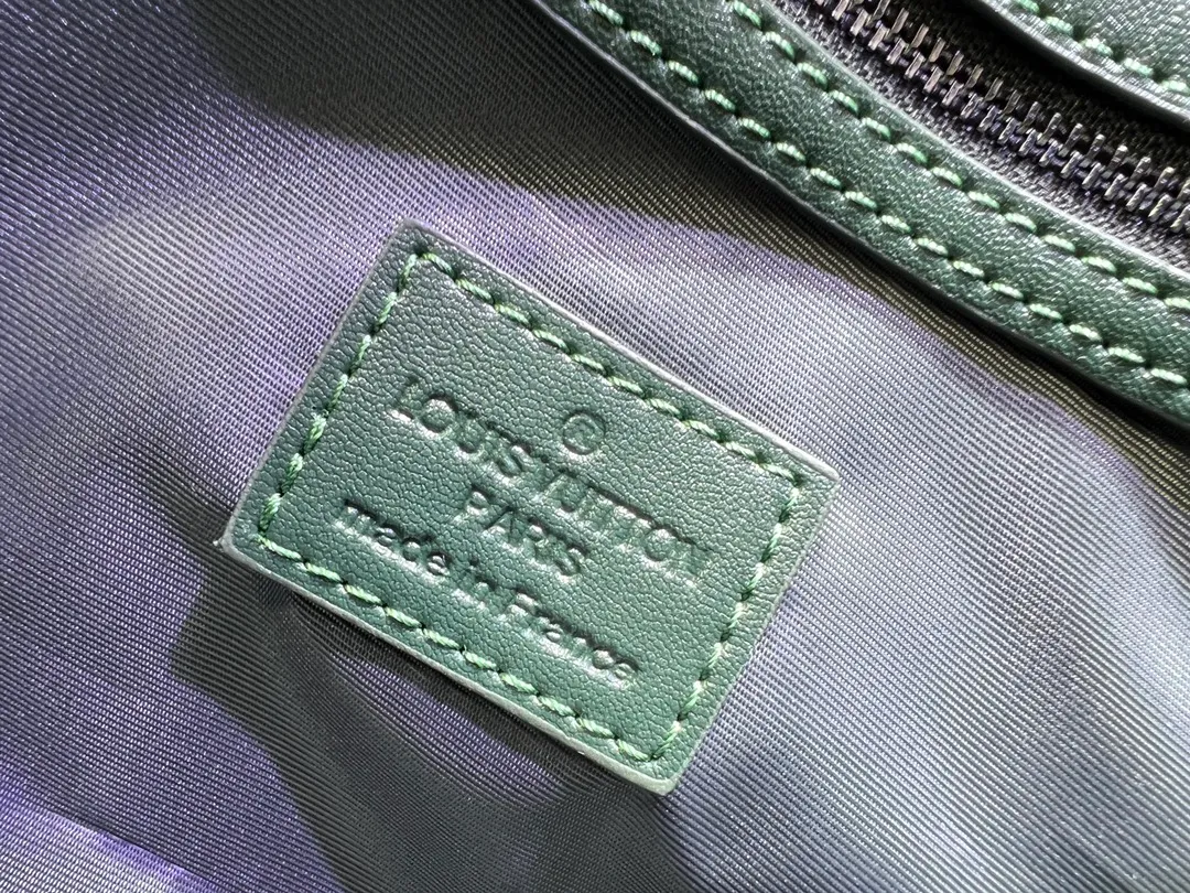 Batch 400💰Guangzhou goods upgraded to the original version No. 24440 Green embossed 41416 This Keepall Bandoulière travel bag is made of flexible Monogram Taurillon leather, with elegant design decorated with elegant metal parts and Louis Vuitton logo ribbon. The fresh color palette and carry-on size make it a great travel choice for leather goods lovers. Detailed dimensions: 50x29x23 cm (length x height x width)