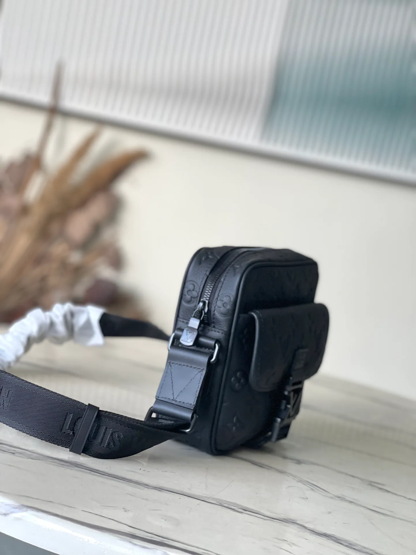 💰1100 (top-grain leather) top original order M12516 This Getaway messenger bag has the delicate Monogram embossing of Monogram Shadow leather, and its compact configuration allows for easy conversion between a messenger bag and a clutch. The front flap pocket is equipped with an LV metal buckle, and the wide adjustable fabric shoulder strap makes it easy to carry on the shoulder or cross-body. Dimensions: 18 × 17 × 7.8 cm