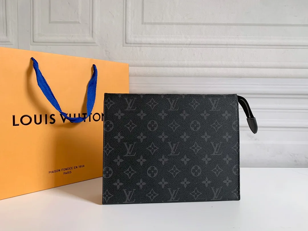💰120 💎Louis Vuitton No. 26 toilet bag💁 Official item number: N47542 Size: 26x 20x 5cm. 😊 The large Monogram clutch bag has a spacious interior and crotch-style design on both sides for easy access to items and can be easily put into the handbag. 💋 Original imported leather, original OEM code, real gold plating 24K hardware, imported YKK silver zipper counter synchronization, perfect details, you can enter and exit the counter at will. genuine quality,