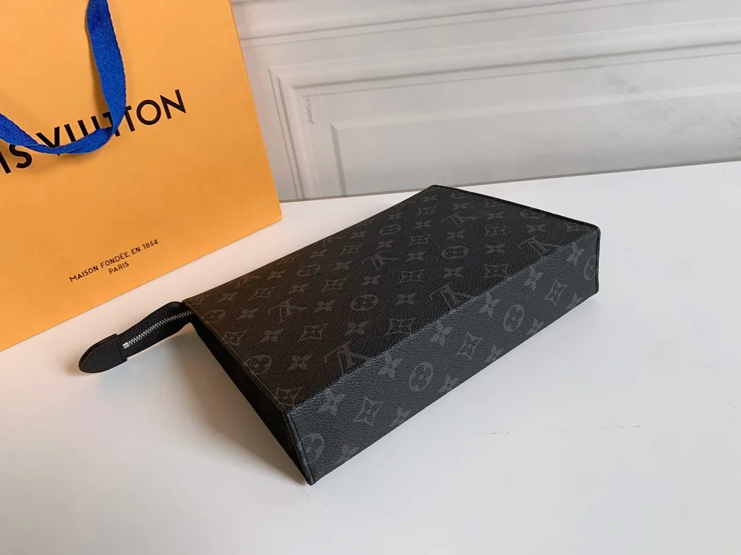 💰120 💎Louis Vuitton No. 26 toilet bag💁 Official item number: N47542 Size: 26x 20x 5cm. 😊 The large Monogram clutch bag has a spacious interior and crotch-style design on both sides for easy access to items and can be easily put into the handbag. 💋 Original imported leather, original OEM code, real gold plating 24K hardware, imported YKK silver zipper counter synchronization, perfect details, you can enter and exit the counter at will. genuine quality,
